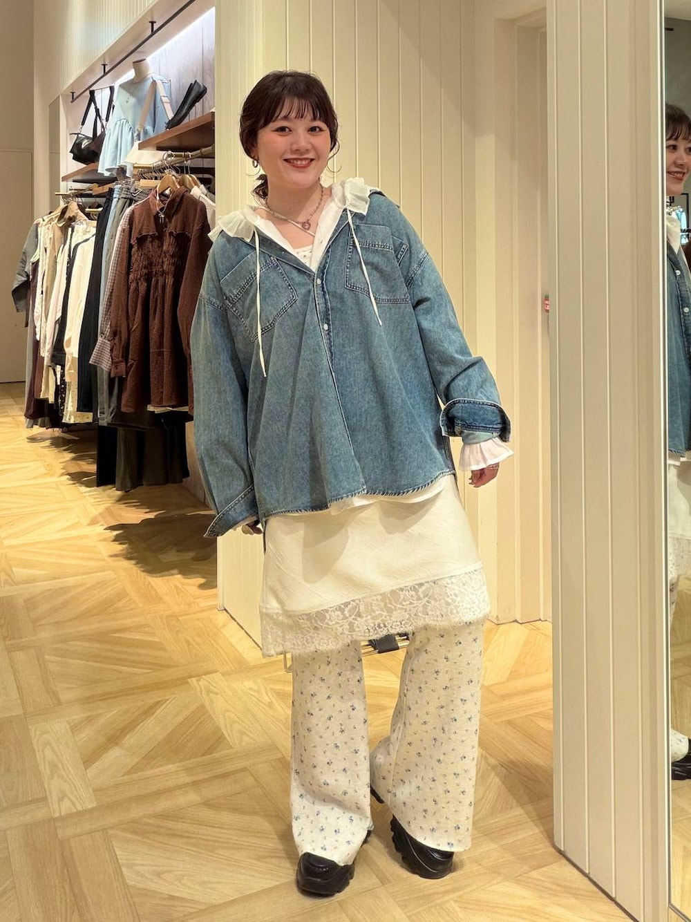 ホワイト系のシャツ/ブラウス、ブルー系のシャツ/ブラウス、ブラック系のローファーを着用したレディースの秋コーディネートの1枚目の写真