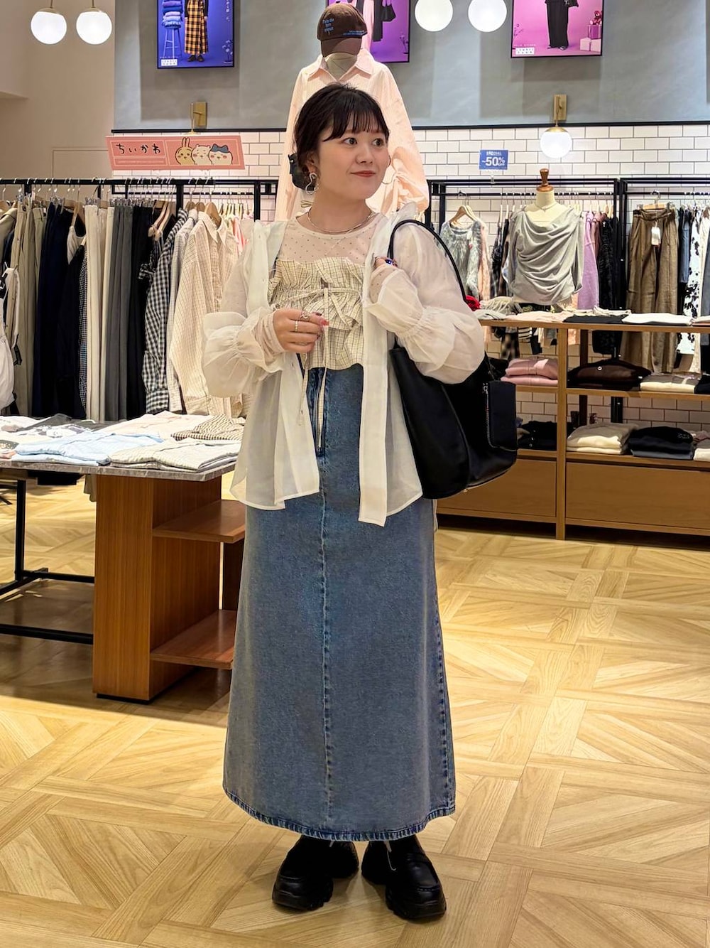 ホワイト系のシャツ/ブラウス、ホワイト系のTシャツ/カットソー、ブラック系のローファーを着用したレディースの冬コーディネートの1枚目の写真