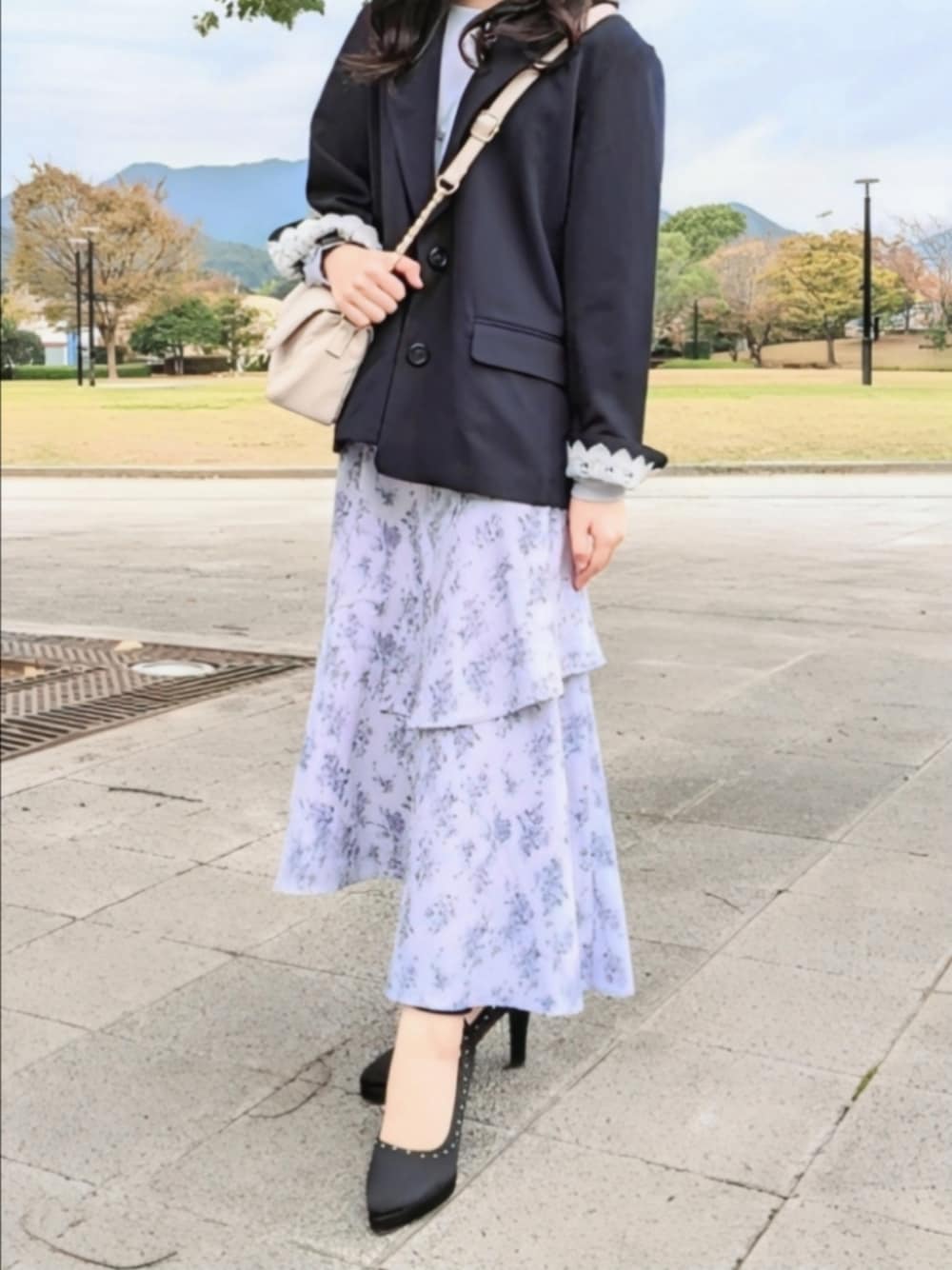 「ジャケット、ジャケットコーデ、ロングスカート、ロングスカートコーデ、清楚系、清楚系コーデ、オトナ女子、オトナガーリー」｜「earth music&ecologyのシングルテーラードジャケット（テーラードジャケット、ブルー系）」を使った、Fukaさん（骨格ウェーブ・レディース・152cm）の冬コーディネートの1枚目の写真