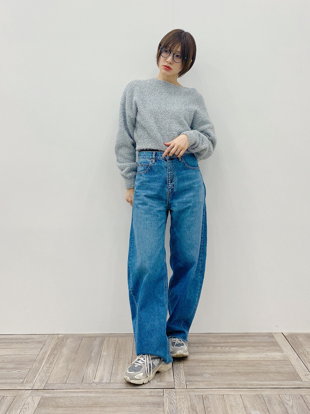 「ラメニット、バレルレッグジーンズ」｜「NAVEのラメニット プルオーバー（ニット/セーター、シルバー系）」を使った、arakiさん（骨格ナチュラル・レディース・165cm）の冬コーディネートの1枚目の写真