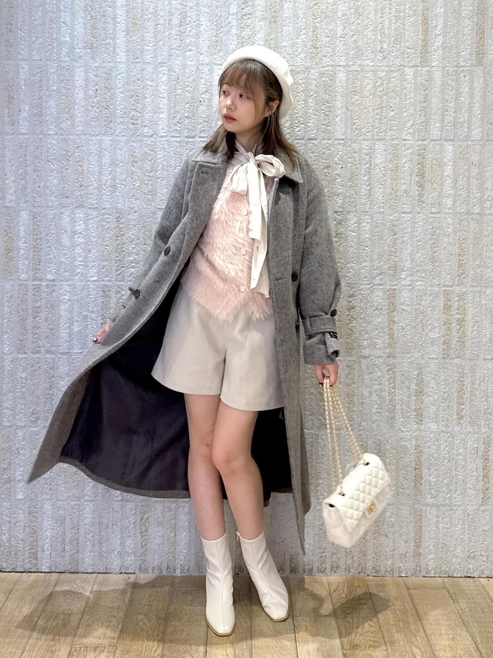 「尾州、ロングコート、チャコール、ベレー帽、ホワイト、キナリ、ブラウス、レース、リボン、ラビット、ピンク、ファー、ショートパンツ、ショートブーツ、キルティング」｜「VISのベーシックウールベレー帽（ハンチング/ベレー帽、ホワイト系）」を使った、あおいさん（レディース・158cm）の秋コーディネートの1枚目の写真