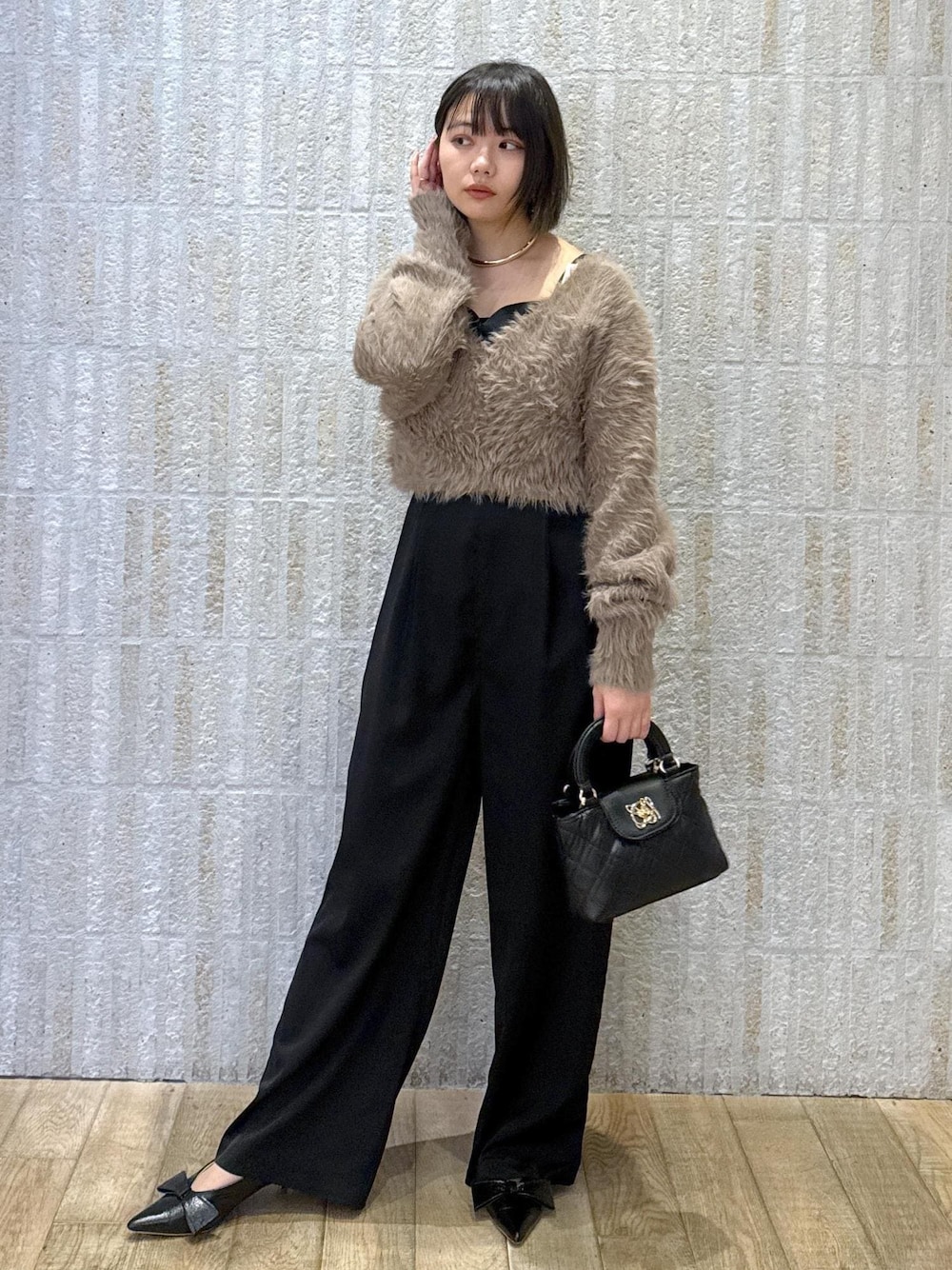 「オールインワン、ブラック、セットアイテム、カシュクール、ラビット、ブラウン、ロゴ、チェーン、ゴールド、2way、リボン、秋コーデ、初冬コーデ、セレモニーコーデ、お出かけコーデ」｜「Juzeの【ご好評につき追加生産】ビッグリボンパンプス（パンプス、ブラック系）」を使った、あおいさん（レディース・158cm）の冬コーディネートの1枚目の写真