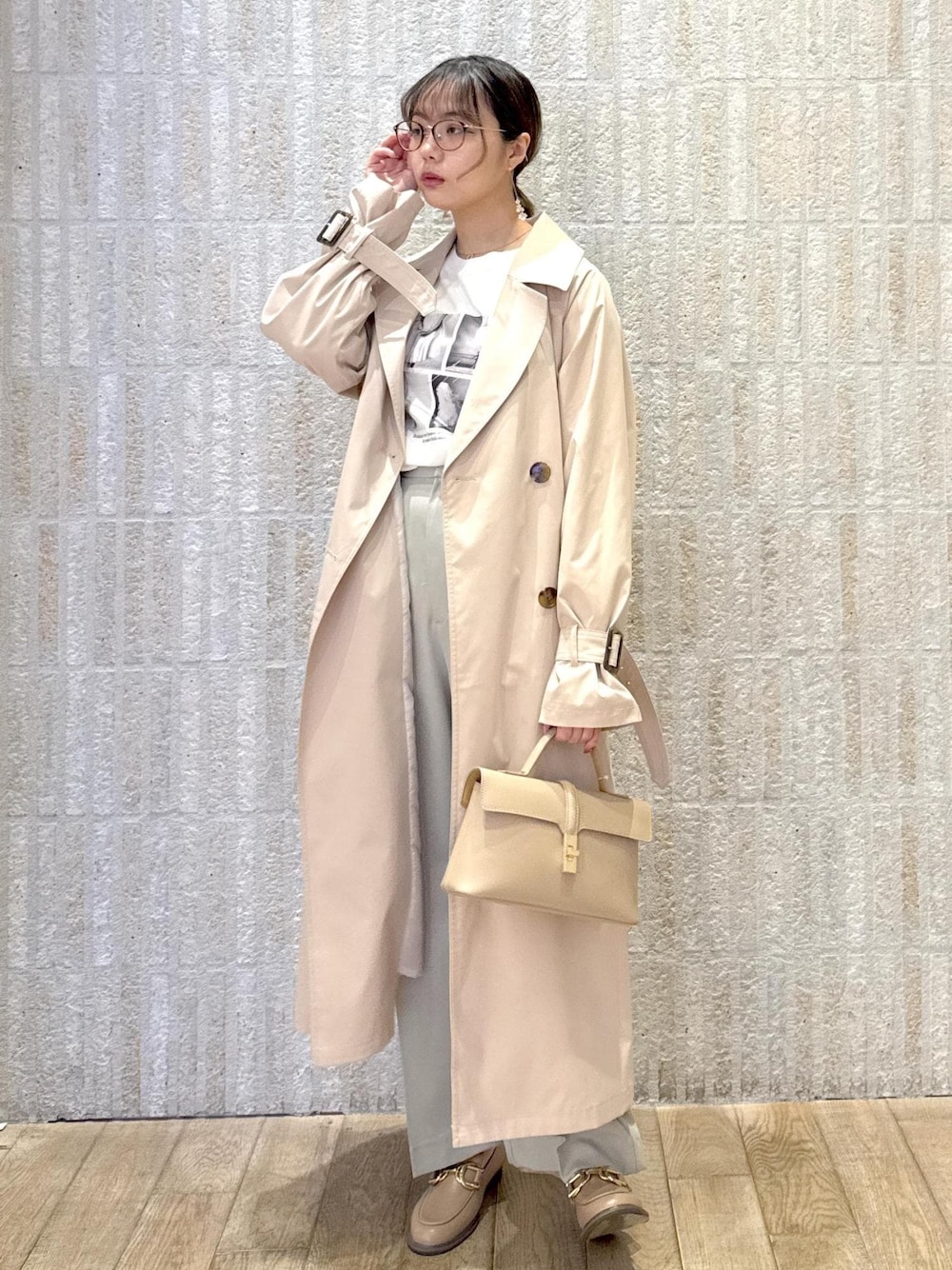 「ロゴ、バレー、バックプリーツ、撥水加工、ミントグリーン、洗える、ワンハンドル、ゴールド、2way、初春コーデ、春コーデ、デートコーデ、お出かけコーデ、旅行コーデ、女子会コーデ」｜「VISの【セレモニー/通勤対応】【新色追加】ひねり金具ワンハンドルミニショルダーバッグ（ショルダーバッグ、ベージュ系）」を使った、あおいさん（レディース・158cm）の冬コーディネートの1枚目の写真