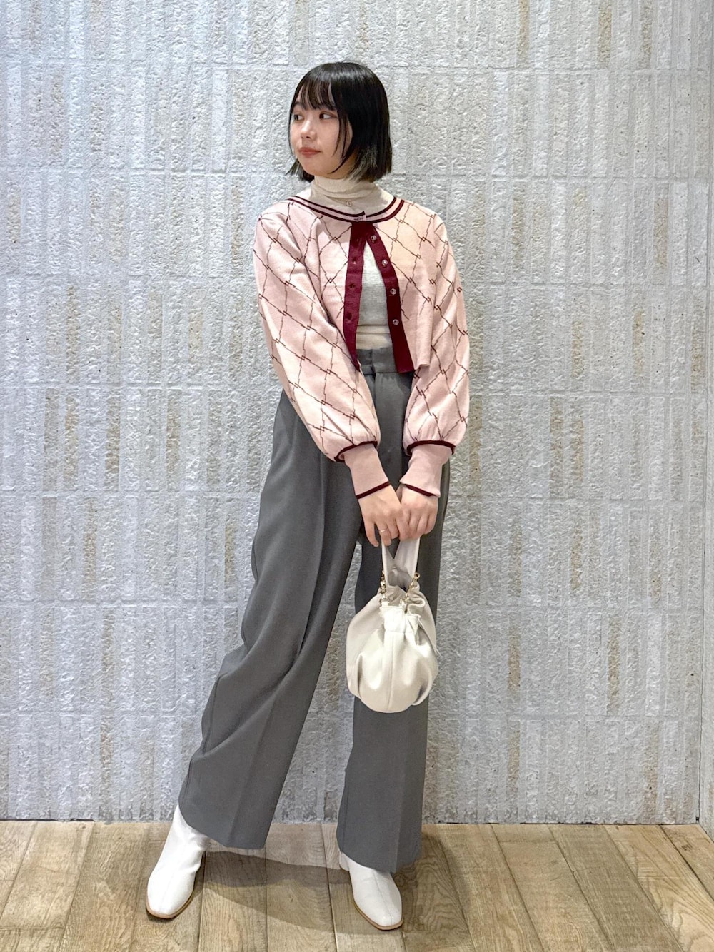 「モノグラム柄、ピンク、レッド、短丈、フェザー、シアー、タートルネック、ホワイト、ワイドパンツ、ウーリッシュ、洗える、グレー、チェーン付き、ゴールド、ショートブーツ」｜「VISのチェーン付きワンハンドルバッグ（ハンドバッグ、ホワイト系）」を使った、あおいさん（レディース・158cm）の冬コーディネートの1枚目の写真