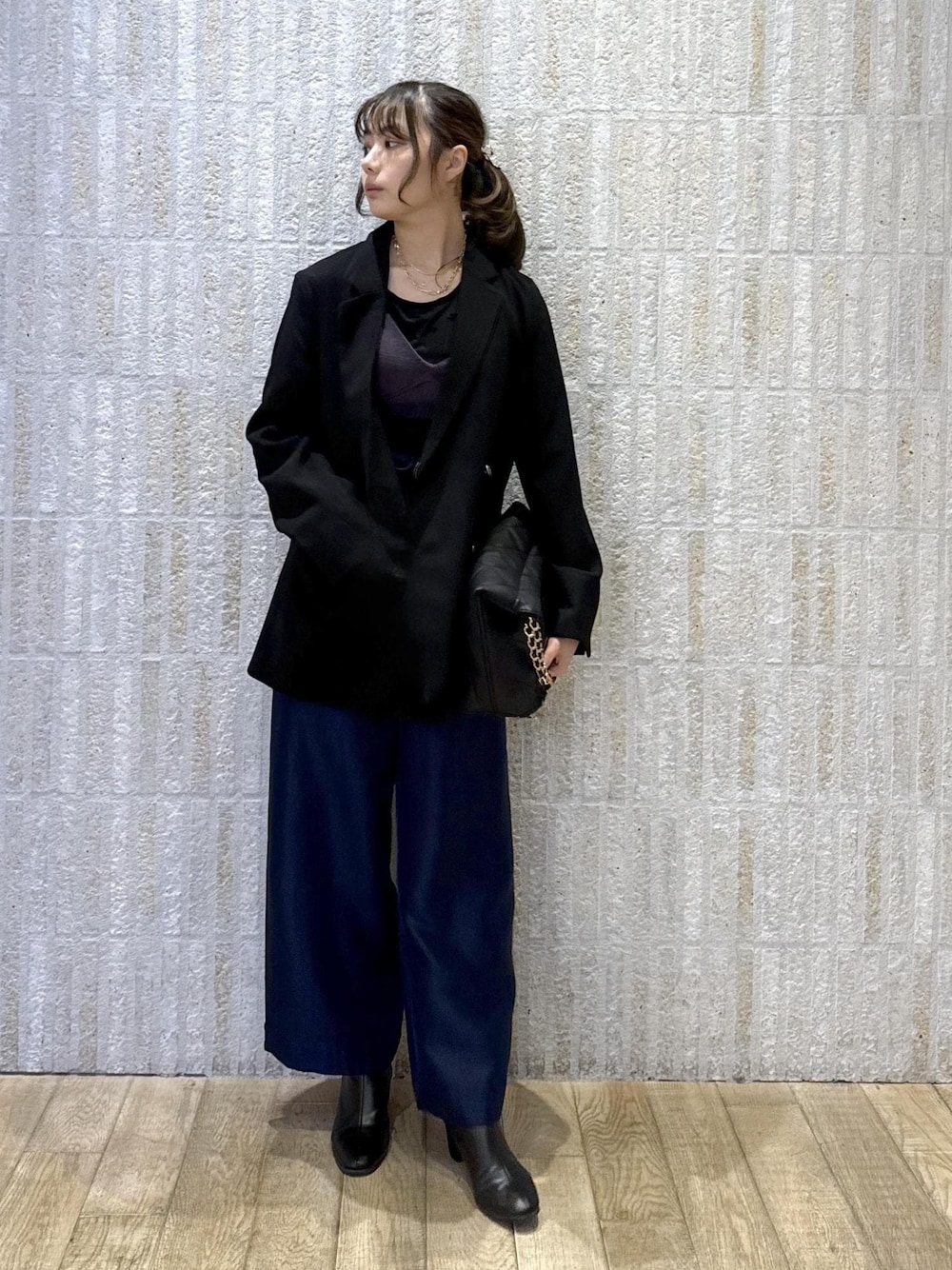 「シアー、リボン、ブラック、ミラ、ブラ、ネイビー、ジャケット、ウーリッシュ、ゴールド、ワイドパンツ、光沢、ショートブーツ、キルティング、クラッチバッグ、秋コーデ」｜「Juzeのストレッチヒールショートブーツ（ブーツ、ブラック系）」を使った、あおいさん（レディース・158cm）の冬コーディネートの1枚目の写真
