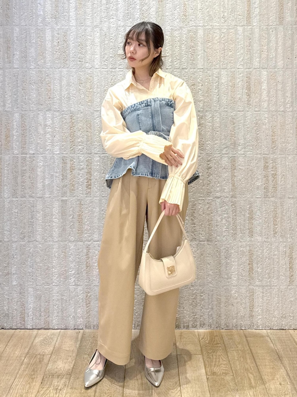 「袖プリーツ、2way、デニム、チノパン、クリーム、サックス、ワンハンドル、リボン、シルバー、ヒール、初春コーデ、春コーデ、デートコーデ、お出かけコーデ、女子会コーデ」｜「VISの【新色追加】ハンドルリボンワンショルダーバッグ（ハンドバッグ、ホワイト系）」を使った、あおいさん（レディース・158cm）の春コーディネートの1枚目の写真