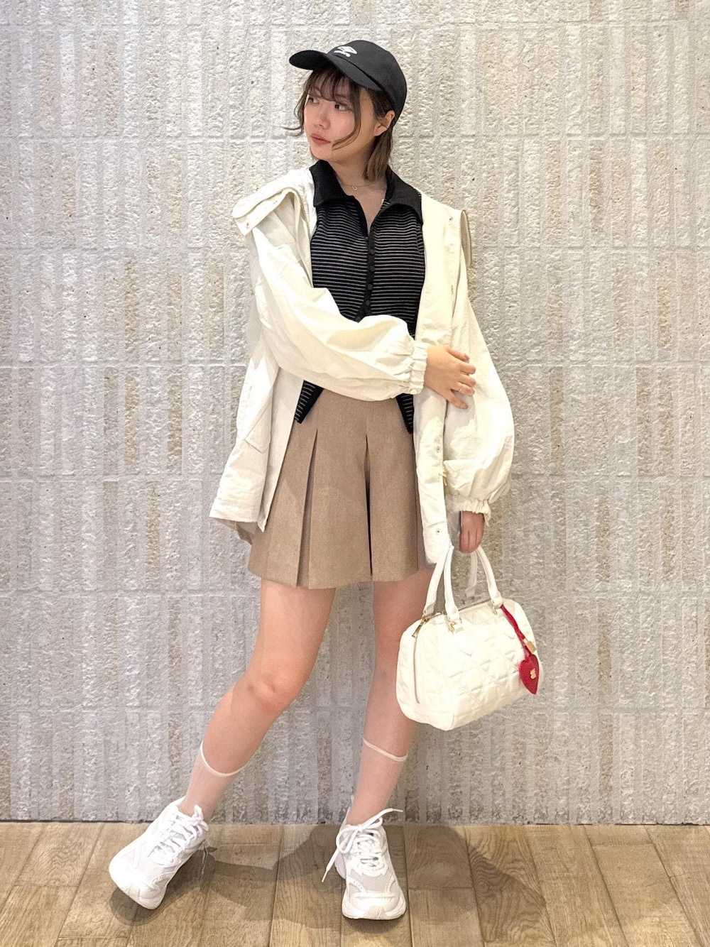 「ポロトップス、襟、撥水加工、花粉ガード、調整可能、ショートパンツ、フレアタック、サマーツイード、キャメル、ロゴ、UMBRO、小顔効果、チェーン、ハート、2way」｜「UMBROの【umbro】VIS別注コラボツイルキャップ（キャップ、ブラック系）」を使った、あおいさん（レディース・158cm）の春コーディネートの1枚目の写真