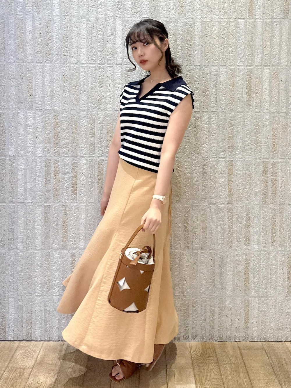 「カップ付きインナー、スキッパー開き、フレア、マーメイド、ショルダー、ワンハンドル、2way、ゴールド、フラット、初春コーデ、春コーデ、初夏コーデ、夏コーデ、デートコーデ、お出かけコーデ」｜「VISの【選べる着丈】カップ付きロゴ刺繍Wストラップキャミソール【洗える】（キャミソール、ホワイト系）」を使った、あおいさん（レディース・158cm）の夏コーディネートの1枚目の写真