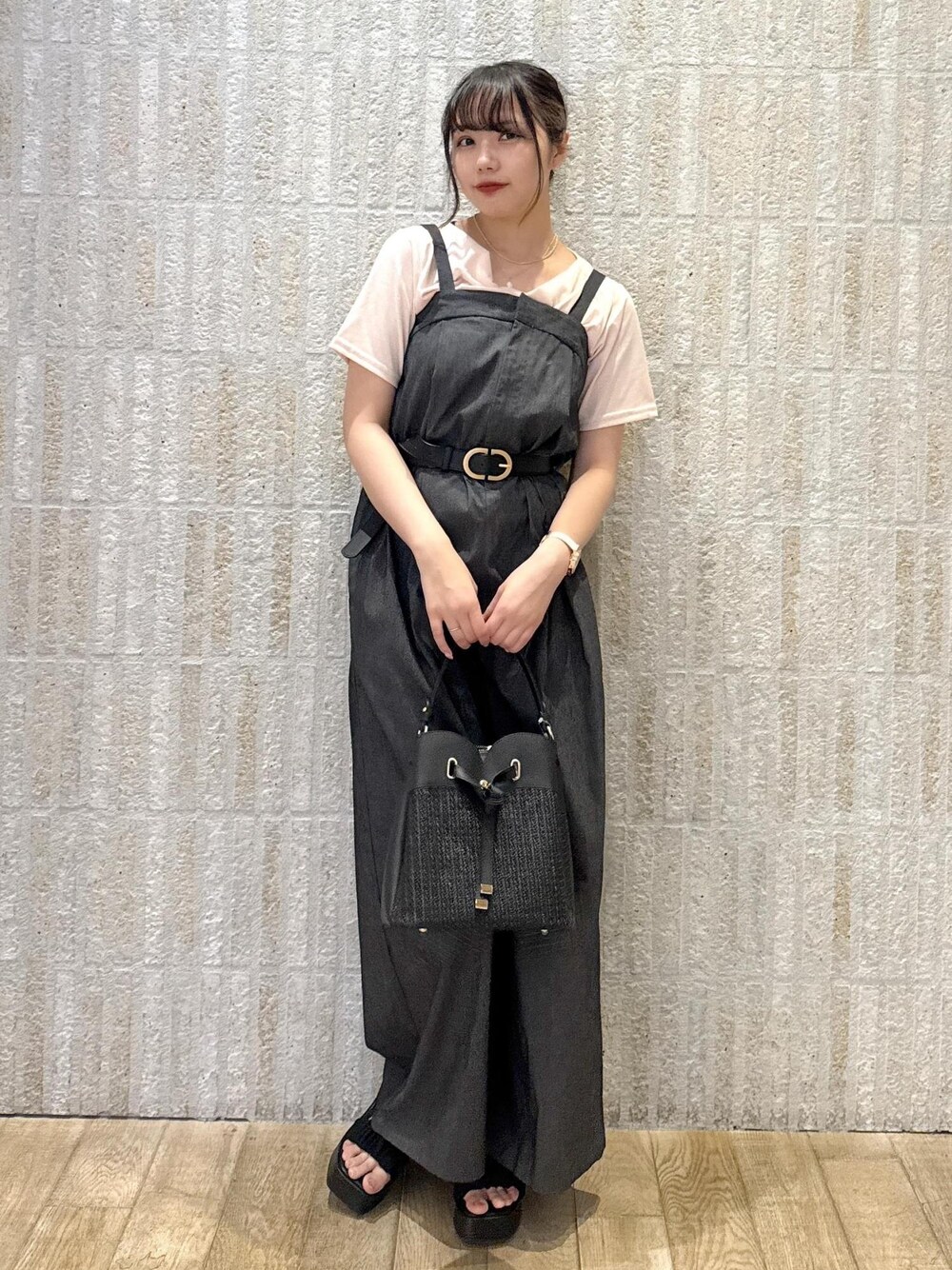 「ドレープ、Tシャツ、半袖、オールインワン、デニム、ベルト付き、カゴバック、ハートバック、2way、フリル、厚底、初春コーデ、春コーデ、初夏コーデ、夏コーデ」｜「VISの28mm幅ダブルDバックルベルト（ベルト、ブラック系）」を使った、あおいさん（レディース・158cm）の夏コーディネートの1枚目の写真