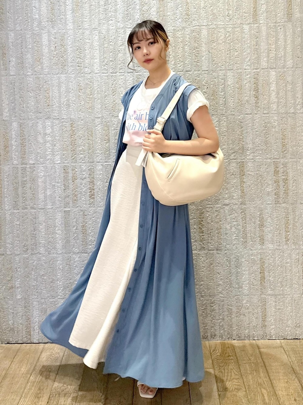 「ロゴ、ジレ、ロング、フラワー、洗える、シワ防止、初春コーデ、春コーデ、初夏コーデ、夏コーデ、デートコーデ、お出かけコーデ、旅行コーデ、女子会コーデ、レイヤード」｜「VISのフロント斜めポケットショルダー（ショルダーバッグ、ホワイト系）」を使った、あおいさん（レディース・158cm）の春コーディネートの1枚目の写真