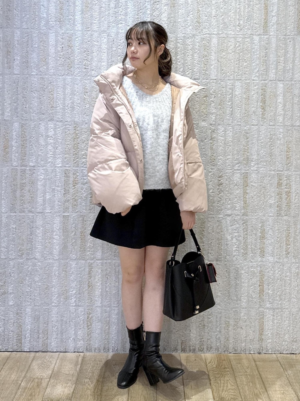 「ダウン、ピンク、グレー、バックリボン、ベロア、ニット、ボンディング加工、ブラック、ミニスカート、ハートバック、ラブレター、ショートブーツ、初冬コーデ、冬コーデ、デートコーデ」｜「Juzeのストレッチヒールショートブーツ（ブーツ、ブラック系）」を使った、あおいさん（レディース・158cm）の冬コーディネートの1枚目の写真