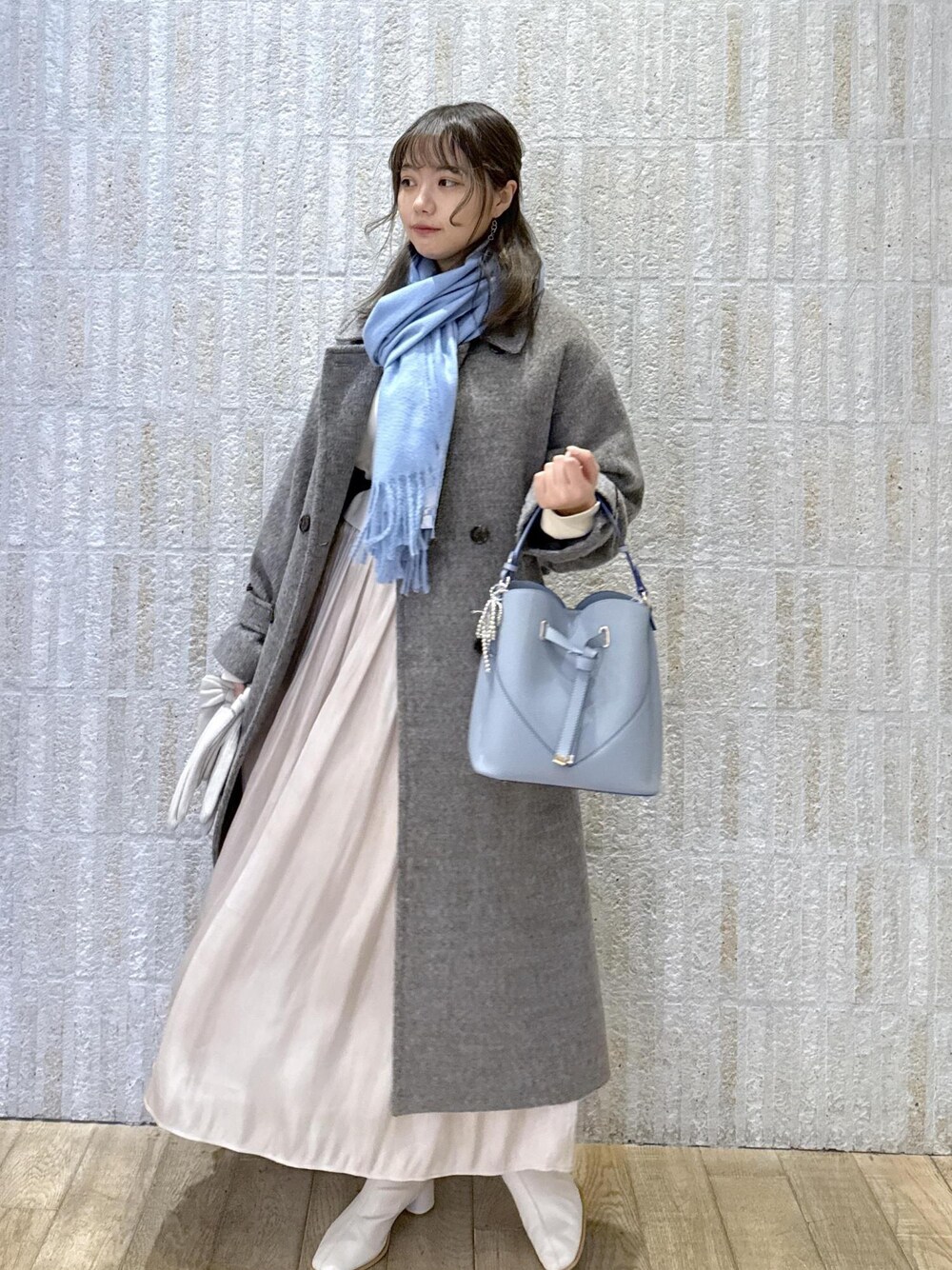 「尾州、コート、グレー、マフラー、カシミヤタッチ、ハートバック、ブルー、光沢、ウエストマーク、ショートブーツ、ホワイト、静電気防止、初冬コーデ、冬コーデ、デートコーデ」｜「VISの10mm巾変形メタルバックルピンレスベルト（ベルト、ブラック系）」を使った、あおいさん（レディース・158cm）の冬コーディネートの1枚目の写真