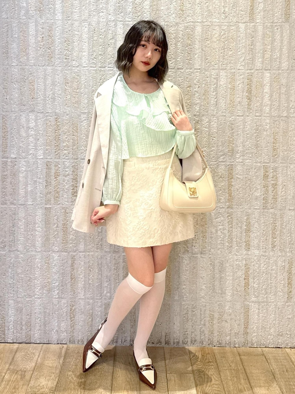 「フリル、ラッフル、リネンライク、洗える、フラワー、ミニ丈、インナーパンツ付き、リボン、ワンハンドル、ローファー、ヒール、キャメル、ゴールド、ロゴ、お花見」｜「VISの【新色追加】ハンドルリボンワンショルダーバッグ（ハンドバッグ、ホワイト系）」を使った、あおいさん（レディース・158cm）の春コーディネートの1枚目の写真