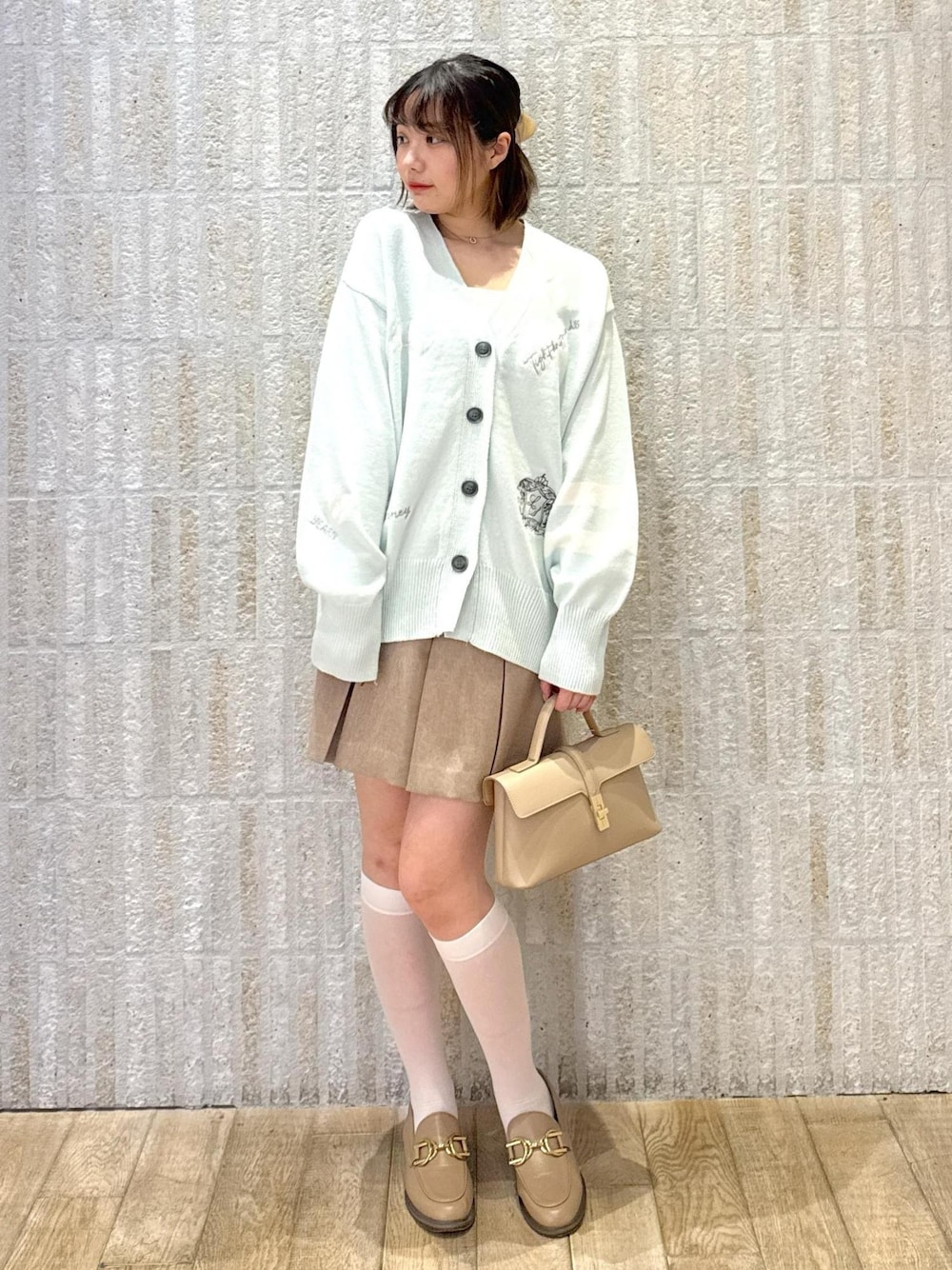 「ミントグリーン、プレッピー、カップ付きインナー、ホワイト、プリーツ、サマーツイード、ワンハンドル、2way、初春コーデ、春コーデ、デートコーデ、お出かけコーデ、推し活コーデ、女子会コーデ、パンツスタイル」｜「VISの【選べる着丈】カップ付きロゴ刺繍Wストラップキャミソール【洗える】（キャミソール、ホワイト系）」を使った、あおいさん（レディース・158cm）の春コーディネートの1枚目の写真