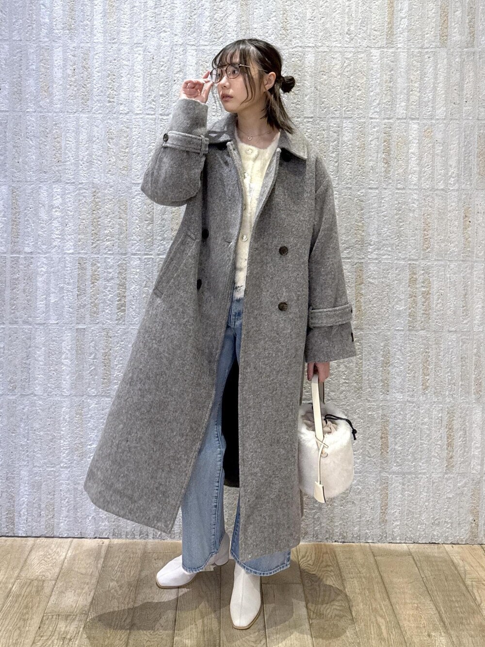「尾州コート、グレー、メタル釦、ファー、ホワイト、デニム、ストレート、ショートブーツ、サックス、初冬コーデ、冬コーデ、お出かけコーデ、女子会コーデ、大人カジュアル、パンツスタイル」｜「Juzeのストレッチヒールショートブーツ（ブーツ、ホワイト系）」を使った、あおいさん（レディース・158cm）の冬コーディネートの1枚目の写真