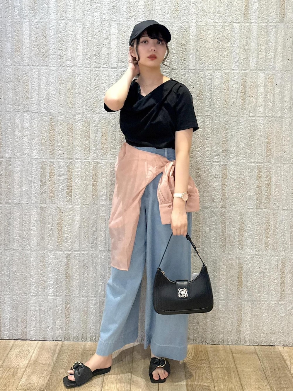 「ドレープ、デニム、ワイドパンツ、シアーシャツ、サックス、リボン、ワンハンドル、ロゴ、ゴールド、フラット、初春コーデ、春コーデ、初夏コーデ、夏コーデ、運動会コーデ」｜「VISの【セレモニー/通勤対応】【新色追加】ハンドルリボンワンショルダーバッグ（ハンドバッグ、ブラック系）」を使った、あおいさん（レディース・158cm）の夏コーディネートの1枚目の写真
