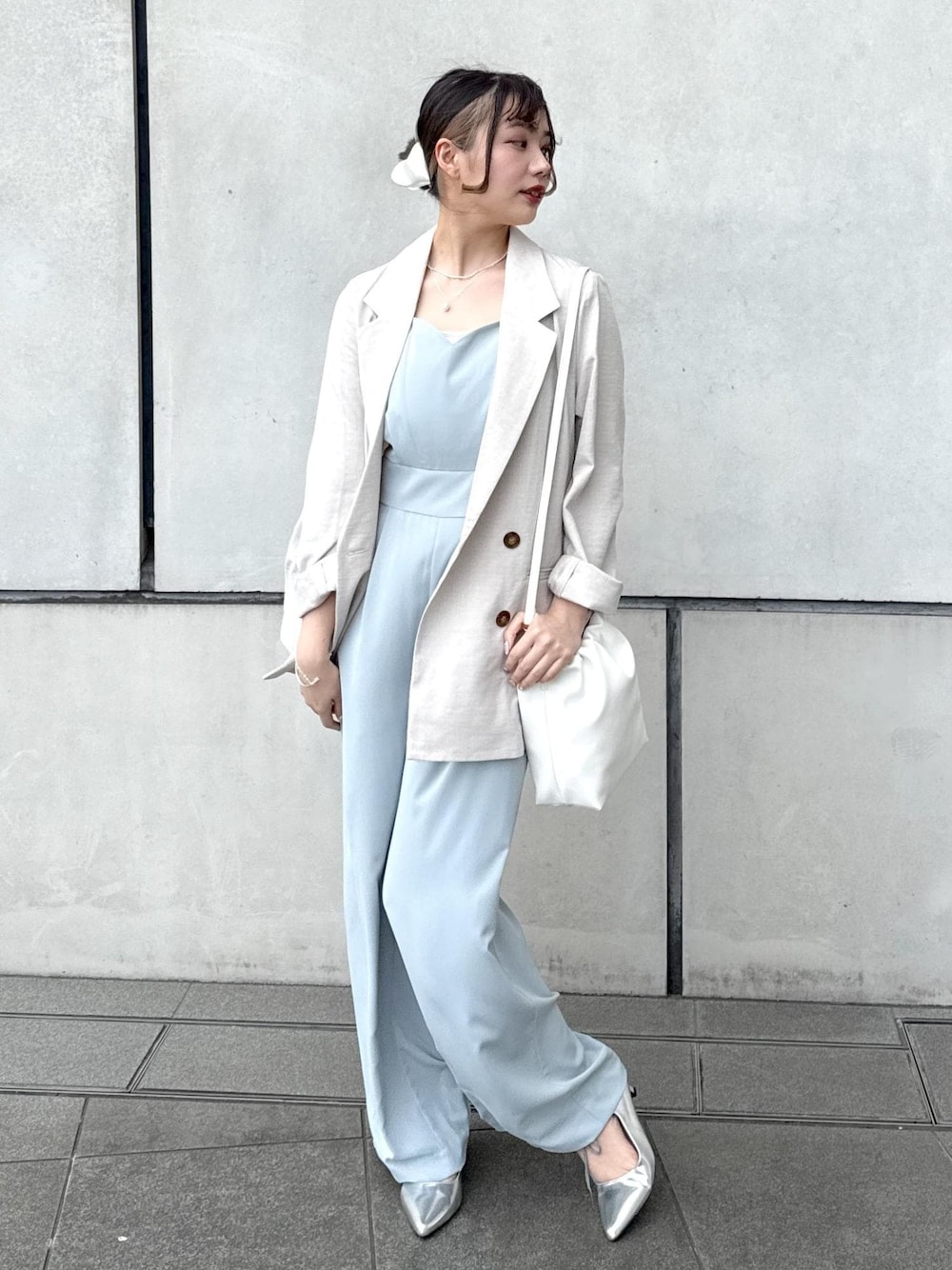 「カップ付きインナー、ロゴ、ブルー、リネンライク、キナリ、淡水パール、リボン、ヒールパンプス、2way、初春コーデ、春コーデ、セレモニーコーデ、デートコーデ、お出かけコーデ、女子会コーデ」｜「VISの【選べる着丈】カップ付きロゴ刺繍Wストラップキャミソール【洗える】（キャミソール、ホワイト系）」を使った、あおいさん（レディース・158cm）の春コーディネートの1枚目の写真