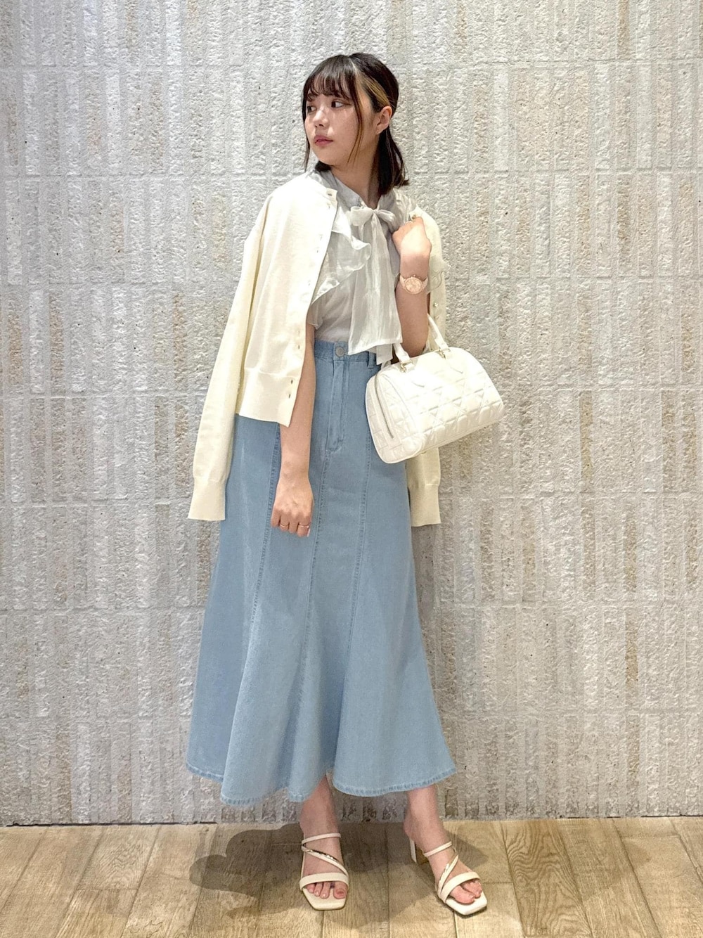 「リボン、サックス、でにむ、デニム、ハート、2way、ショルダー、厚底、初春コーデ、春コーデ、初夏コーデ、夏コーデ、デートコーデ、お出かけコーデ、旅行コーデ」｜「VISの【洗える】ダブルハートボタンカーディガン（カーディガン/ボレロ、ホワイト系）」を使った、あおいさん（レディース・158cm）の春コーディネートの1枚目の写真