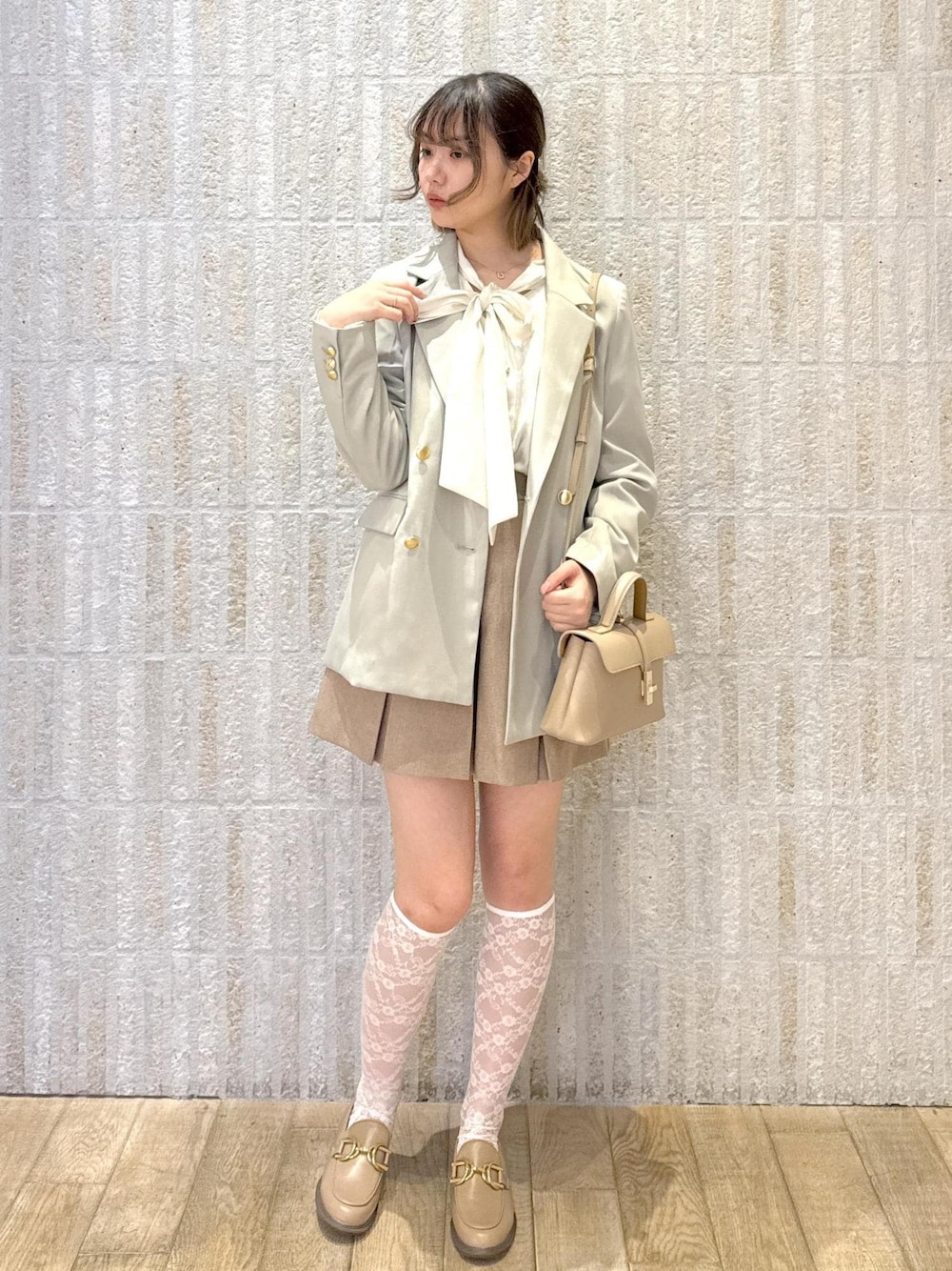 「ボウタイブラウス、リボン、コンフォート、プリーツ、ワンハンドル、洗える、シワ防止、初春コーデ、春コーデ、デートコーデ、お出かけコーデ、女子会コーデ、レイヤード、パンツスタイル、VIS」｜「VISの【セレモニー/通勤対応】【新色追加】ひねり金具ワンハンドルミニショルダーバッグ（ショルダーバッグ、ベージュ系）」を使った、あおいさん（レディース・158cm）の春コーディネートの1枚目の写真