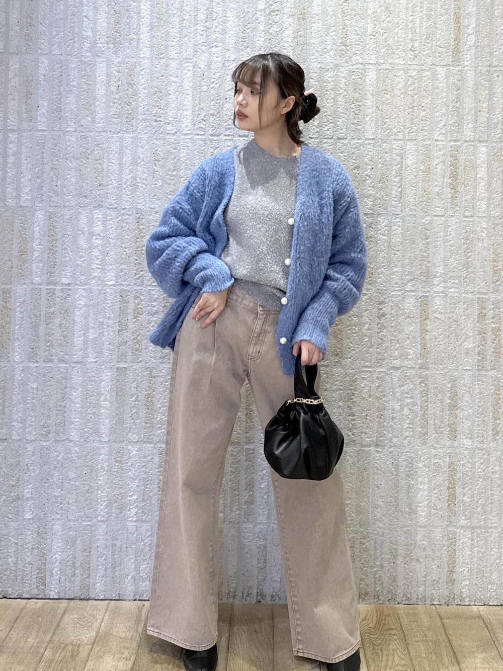 「パール、ブルー、ラメ、ニット、グレー、シルバー、ブラウン、カラーデニム、ワイドパンツ、バック、2way、ショートブーツ、ブラック、秋コーデ、初冬コーデ」｜「VISのチェーン付きワンハンドルバッグ（ハンドバッグ、ブラック系）」を使った、あおいさん（レディース・158cm）の冬コーディネートの1枚目の写真