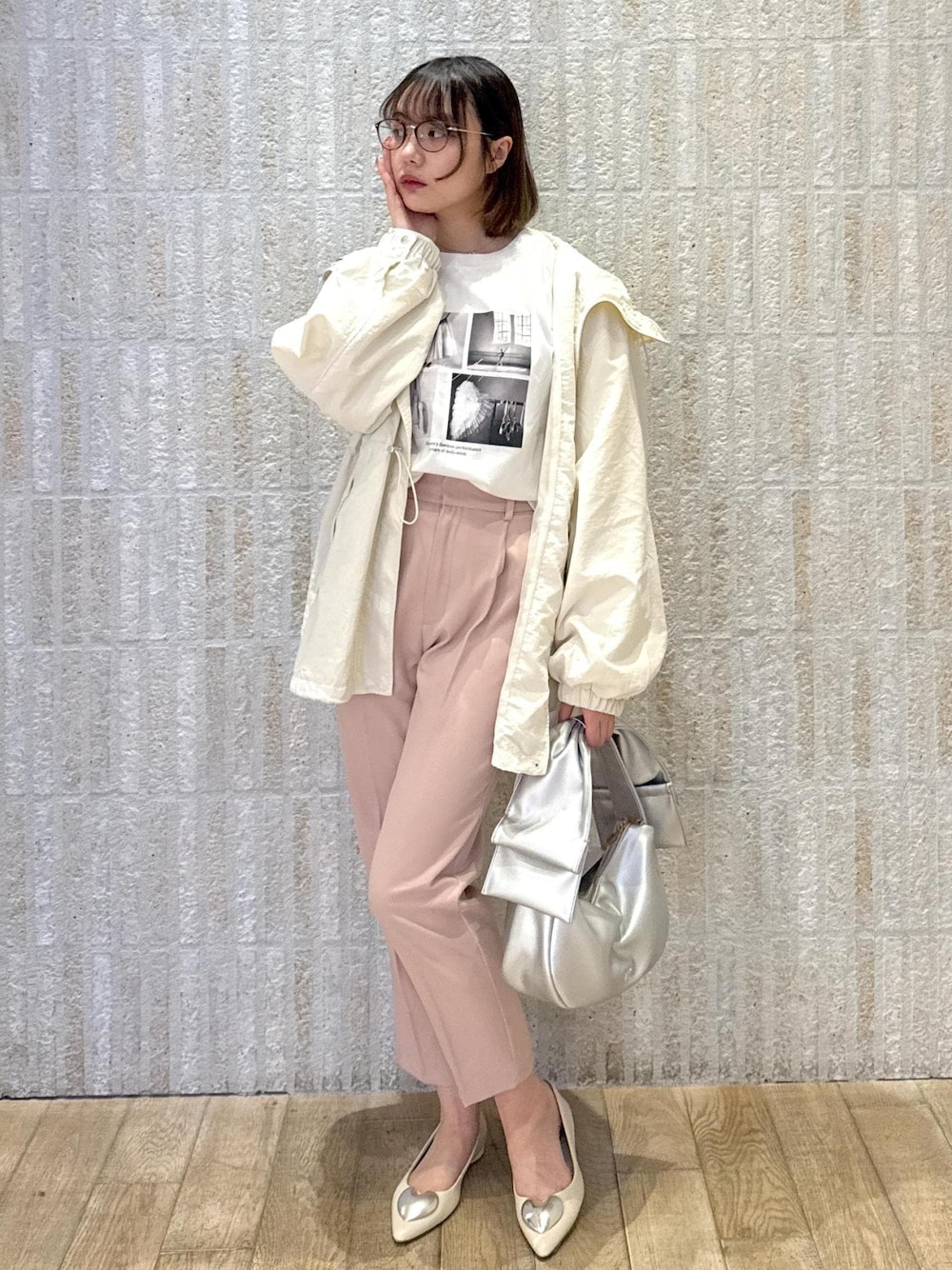 「ロンＴ、ロゴ、テーパード、洗える、シワ防止、通勤対応、キナリ、リボン、シルバー、メタル、ハート、パンプス、初春コーデ、春コーデ、デートコーデ」｜「VISの【セレモニー/通勤対応】ツイルワンタックテーパードパンツ】【洗える/防シワ】（その他パンツ、ピンク系）」を使った、あおいさん（レディース・158cm）の春コーディネートの1枚目の写真