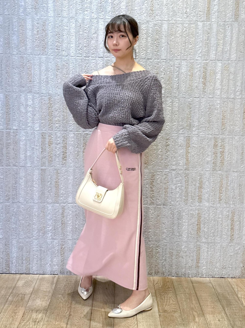 「カップ付きインナー、斜めストラップ、2way、ポコポコニット、グレー、converse、Ｉライン、ライン、オフショル、ワンハンドル、ロゴ、ゴールド、シルバー、ハート、リボン」｜「VISの【新色追加】ハンドルリボンワンショルダーバッグ（ハンドバッグ、ホワイト系）」を使った、あおいさん（レディース・158cm）の冬コーディネートの1枚目の写真