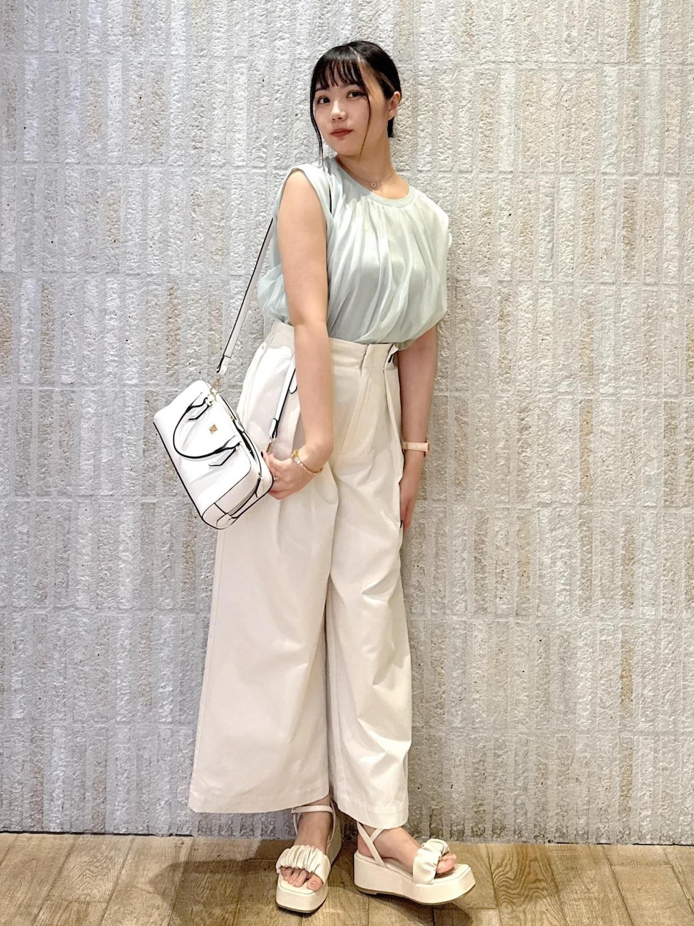 「カップ付きインナー、ロゴ、ハイウェスト、足長効果、2way、ショルダー、厚底、初春コーデ、春コーデ、初夏コーデ、夏コーデ、デートコーデ、お出かけコーデ、旅行コーデ、アウトドアコーデ」｜「VISの【選べる着丈】カップ付きロゴ刺繍Wストラップキャミソール【洗える】（キャミソール、ホワイト系）」を使った、あおいさん（レディース・158cm）の夏コーディネートの1枚目の写真