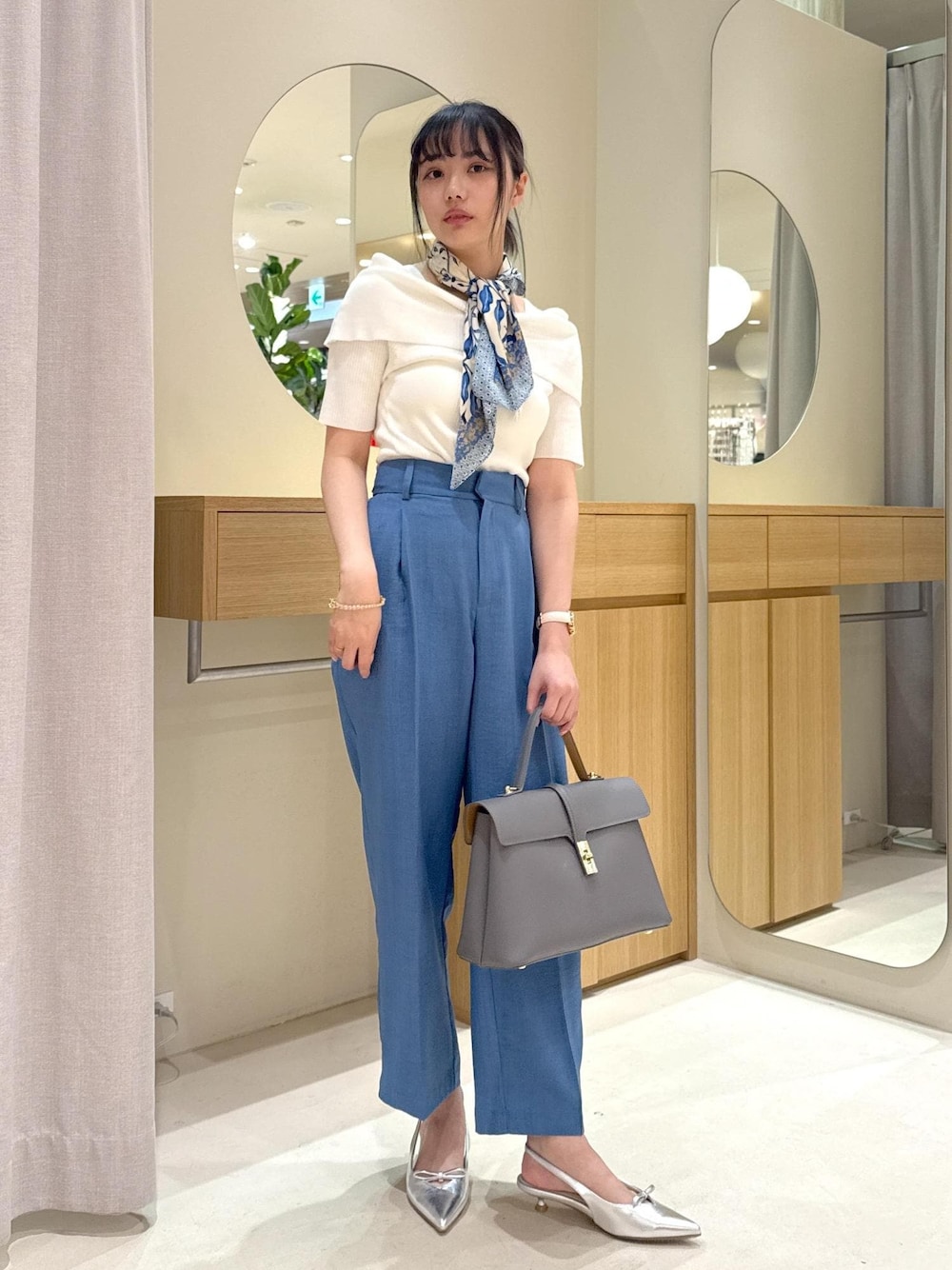 「洗える、シワ防止、ワンハンドル、リボン、ヒール、初春コーデ、春コーデ、初夏コーデ、夏コーデ、デートコーデ、お出かけコーデ、旅行コーデ、推し活コーデ、女子会コーデ、パンツスタイル」｜「VISの【新色追加】ひねり金具ワンハンドルバッグ【2WAY】（ハンドバッグ、グレー系）」を使った、あおいさん（レディース・158cm）の春コーディネートの1枚目の写真