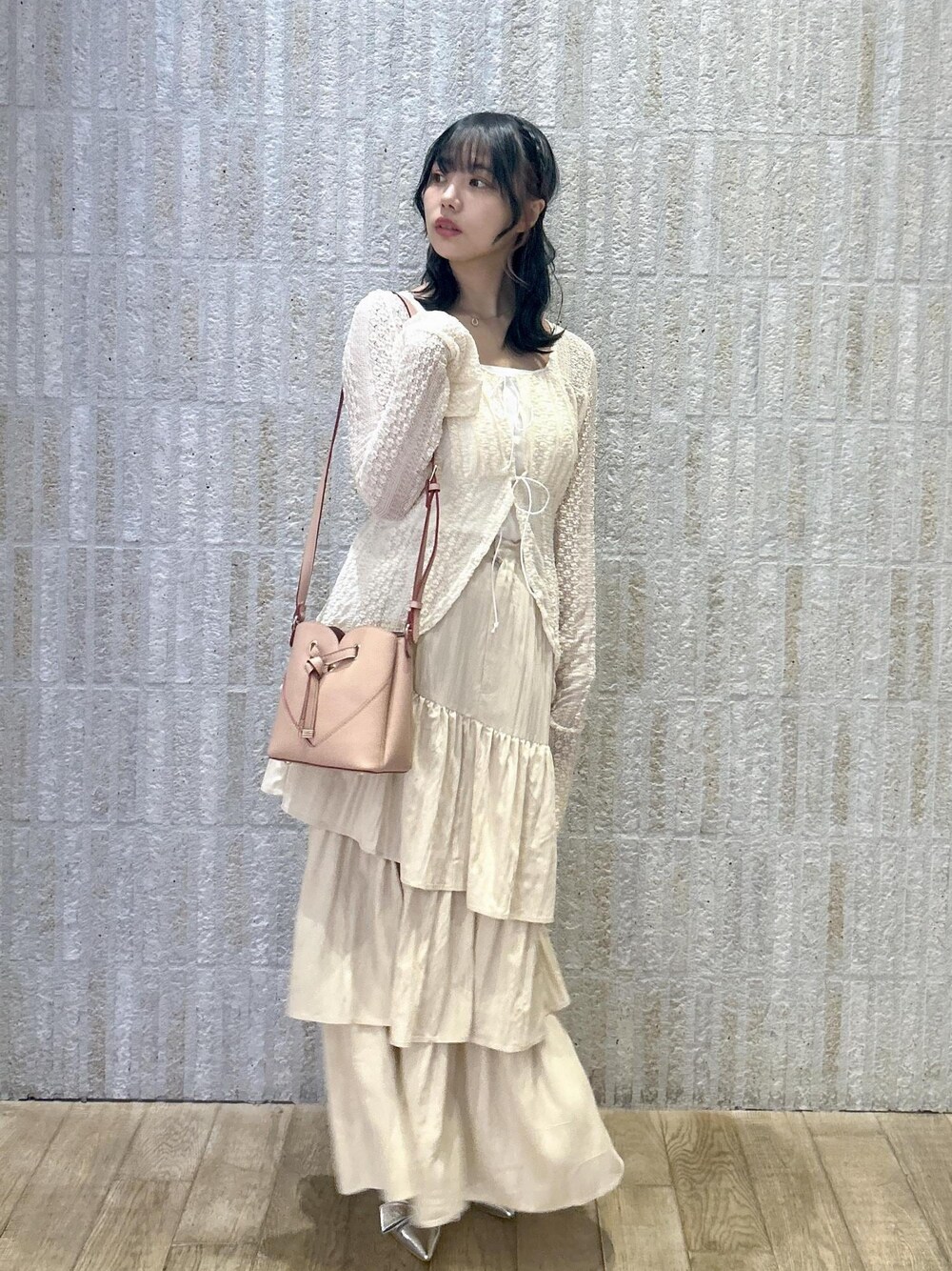 「カーディガン、フリル、レース、ブラウス、カップ付きインナー、シルバー、ハートバック、ハート、ティアード、オフホワイト、ティアードスカート、初秋コーデ、秋コーデ、デートコーデ、お出かけコーデ」｜「Juzeの【ご好評につき追加生産】ビッグリボンパンプス（パンプス、シルバー系）」を使った、あおいさん（レディース・158cm）の秋コーディネートの1枚目の写真