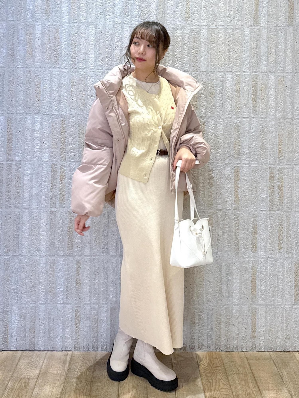 「POLO、キナリ、ロゴ、ダウン、ピンク、破水加工、セットアイテム、ウエストマーク、ブラウン、ラビット、ハート、バック、オフホワイト、厚底ブーツ、初冬コーデ」｜「Juzeのタンクソールサイドニットブーツ（ブーツ、ホワイト系）」を使った、あおいさん（レディース・158cm）の冬コーディネートの1枚目の写真