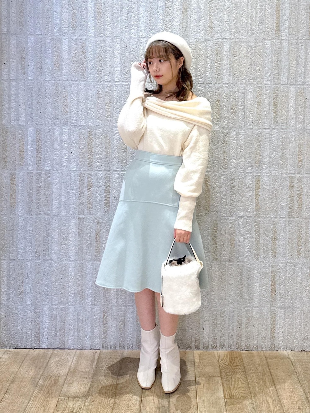 「カップ付きインナー、キナリ、オフホワイト、オフショル、肌見せ、フレア、ミントグリーン、ベレー帽、ファー、ショートブーツ、初秋コーデ、秋コーデ、デートコーデ、お出かけコーデ、推し活コーデ」｜「VISのベーシックウールベレー帽（ハンチング/ベレー帽、ホワイト系）」を使った、あおいさん（レディース・158cm）の秋コーディネートの1枚目の写真