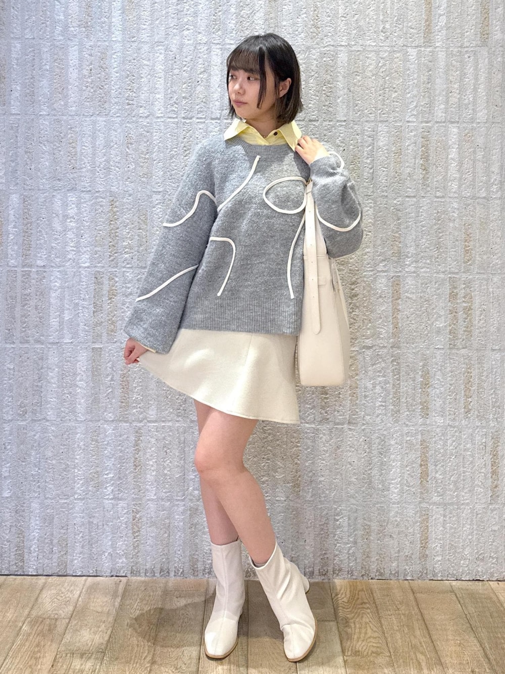 「イエロー、2way、リボン、刺繍、グレー、ニット、A4サイズ対応、キナリ、フレアスカート、ショートブーツ、初春コーデ、春コーデ、デートコーデ、お出かけコーデ、旅行コーデ」｜「VISの【A4収納】ホーボーバッグ（トートバッグ、ホワイト系）」を使った、あおいさん（レディース・158cm）の冬コーディネートの1枚目の写真