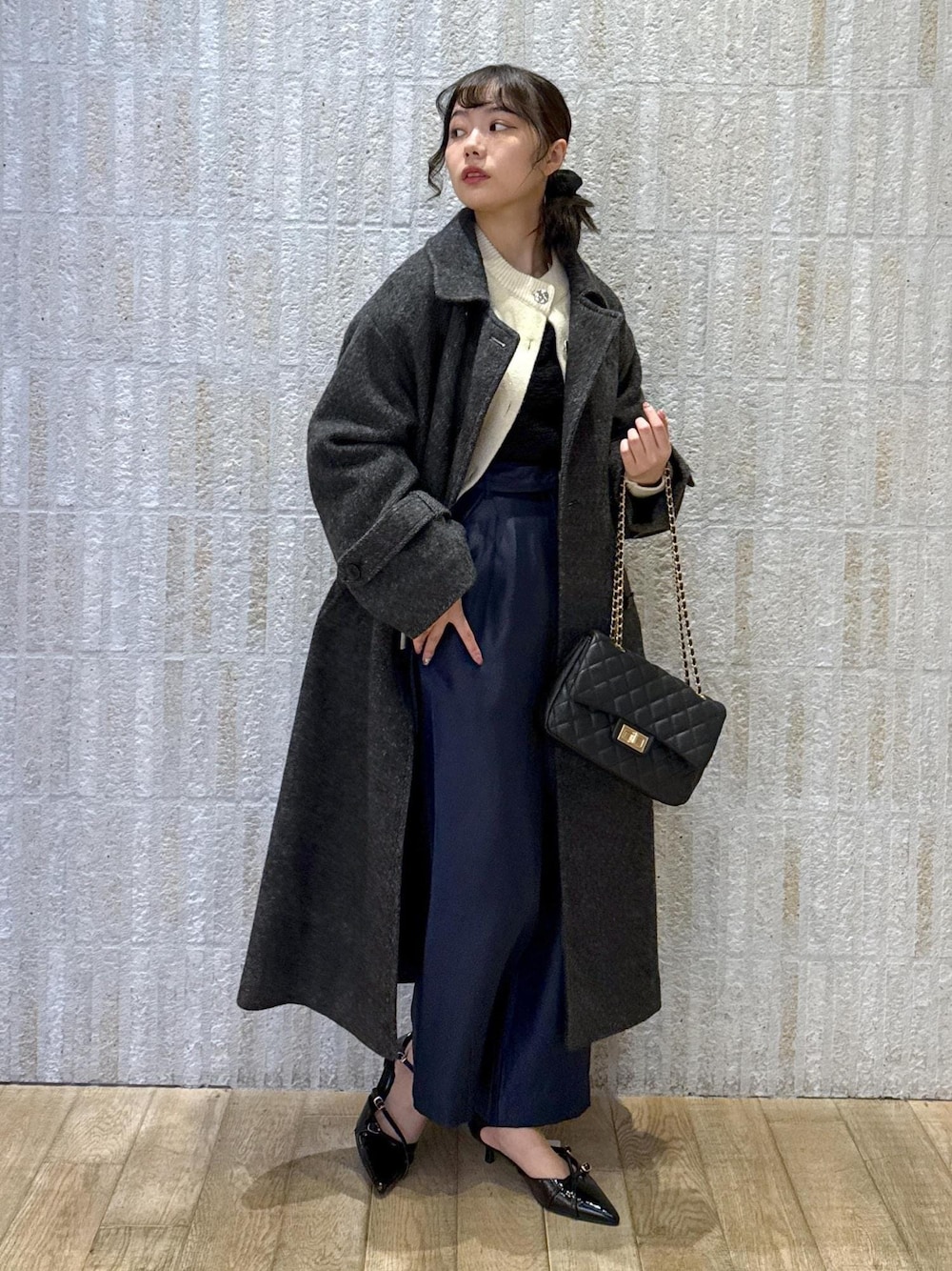 「尾州コート、ウール、グレー、ロングコート、イエロー、ラメ、ハート、カップ付きインナー、光沢、ネイビー、ワイド、ブラック、キルティング、初冬コーデ、冬コーデ」｜「VISの【選べる着丈】カップ付きロゴ刺繍Wストラップキャミソール【洗える】（キャミソール、ブラック系）」を使った、あおいさん（レディース・158cm）の冬コーディネートの1枚目の写真