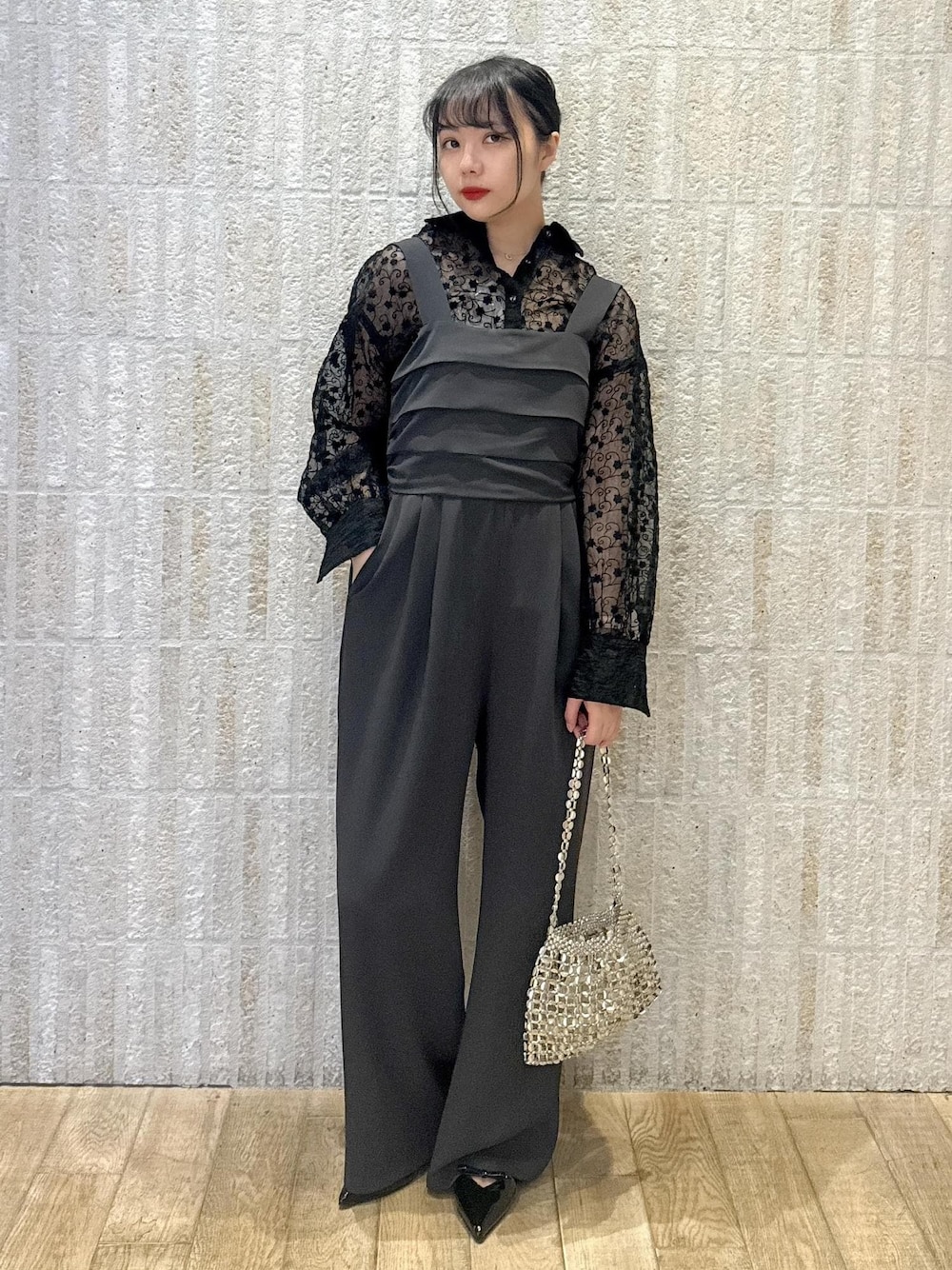 「カップ付きインナー、花柄、フリル、2way、リボン、ヒール、初春コーデ、春コーデ、初夏コーデ、夏コーデ、セレモニーコーデ、デートコーデ、お出かけコーデ、推し活コーデ、女子会コーデ」｜「VISの【選べる着丈】カップ付きロゴ刺繍Wストラップキャミソール【洗える】（キャミソール、ブラック系）」を使った、あおいさん（レディース・158cm）の春コーディネートの1枚目の写真