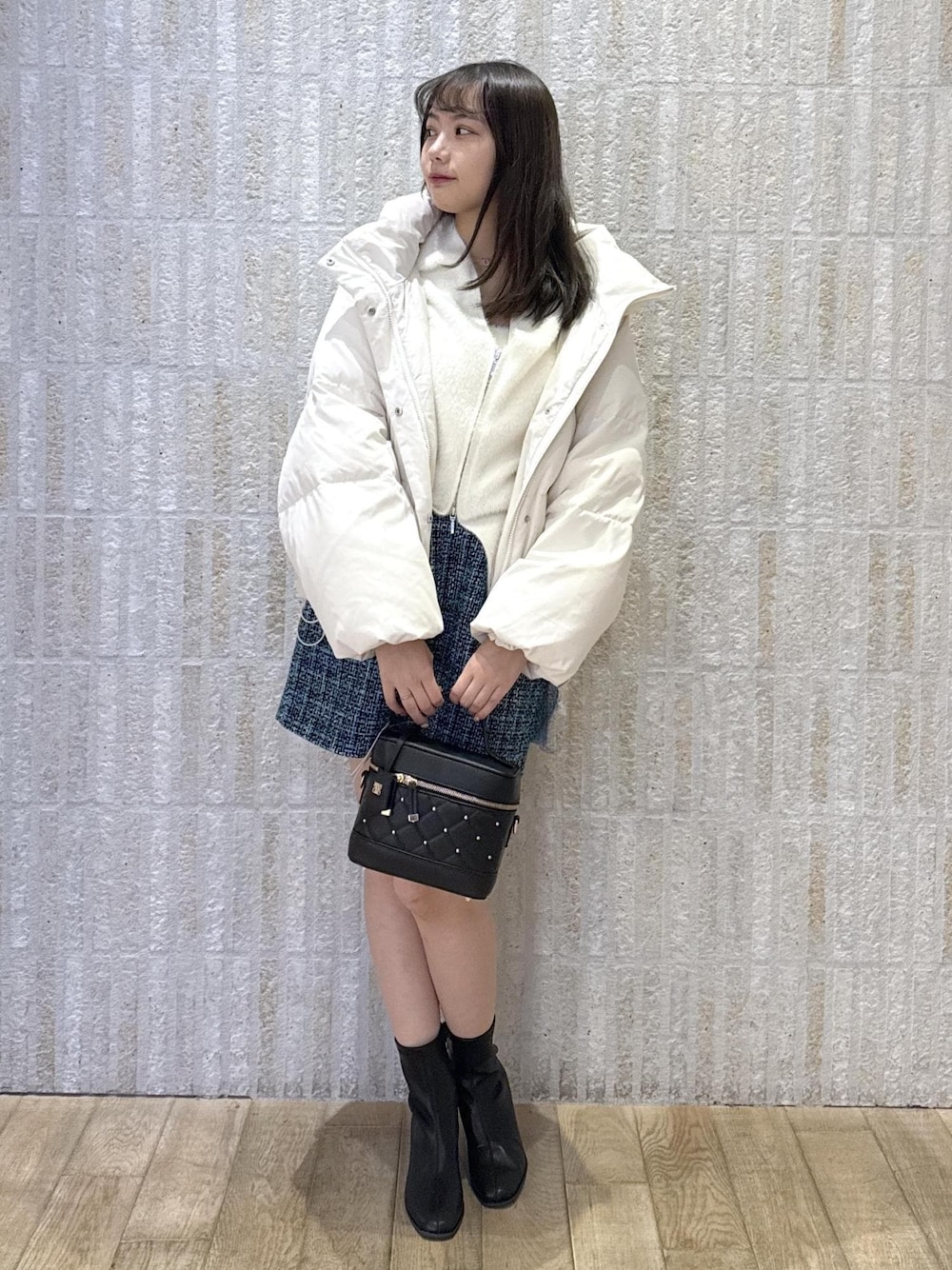 「ダウン、ホワイト、セットアイテム、カーディガン、ビスチェ付き、ミニ丈、バニティ、ターコイズ、ゴールド、キルティング、ショートブーツ、初冬コーデ、冬コーデ、デートコーデ、お出かけコーデ」｜「Juzeのストレッチヒールショートブーツ（ブーツ、ブラック系）」を使った、あおいさん（レディース・158cm）の冬コーディネートの1枚目の写真