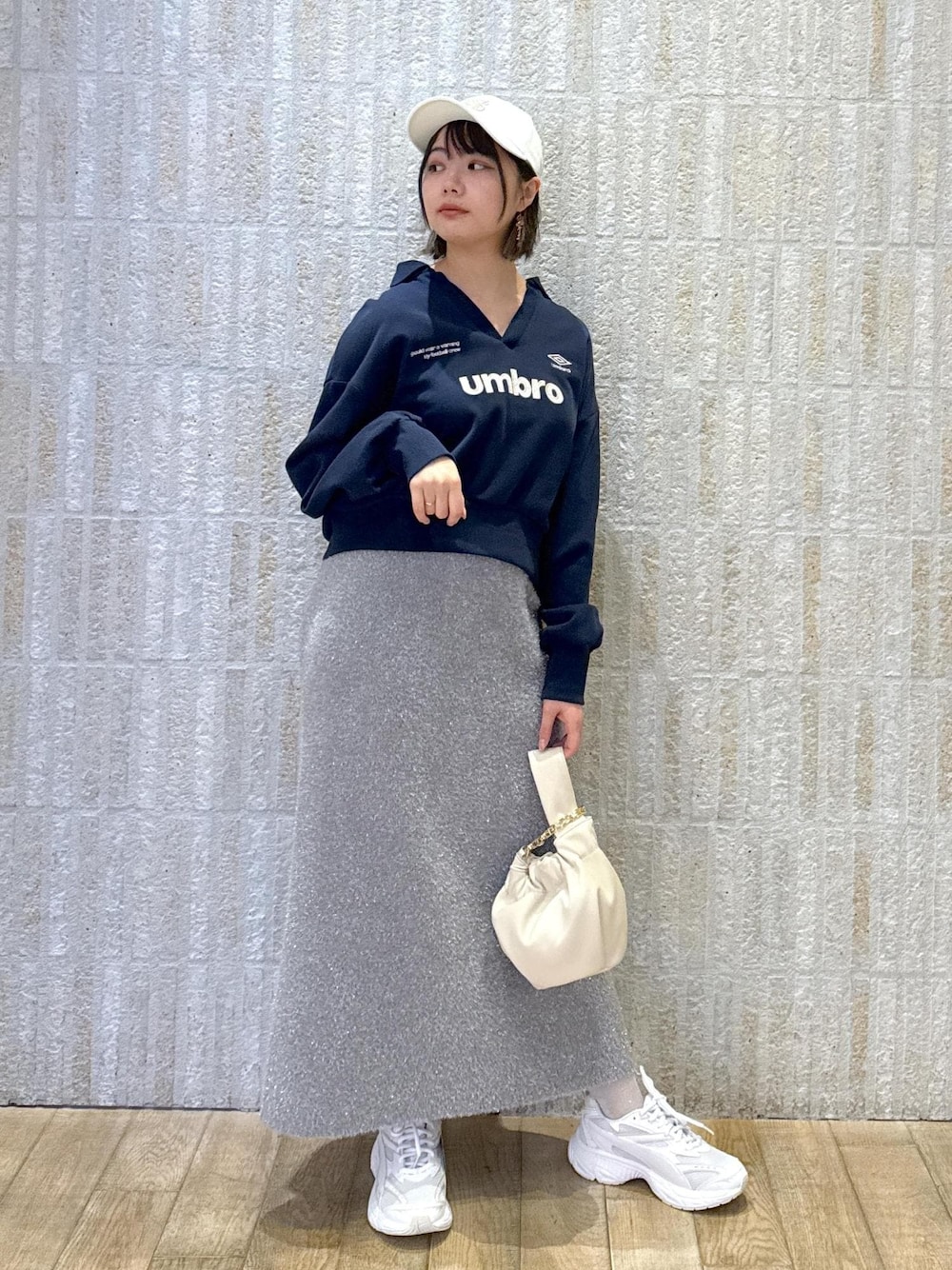 「セットアップ対応、静電気防止、ラメシャギー、タイトスカート、スリット、umbro、ロゴ、ネイビー、刺繍、グレー、ホワイト、ゴールド、厚底、PUMA、秋コーデ」｜「VISのロゴマーク刺繍キャップ（キャップ、ホワイト系）」を使った、あおいさん（レディース・158cm）の冬コーディネートの1枚目の写真