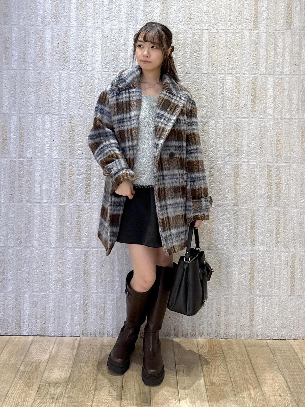 「ふわきら、ブルー、Ｖネック、Pコート、チェック、ボンディング加工、ブラック、厚底ブーツ、ブラウン、バック、ハート、ラブレター、初冬コーデ、冬コーデ、デートコーデ」｜「Juzeのサイドバックルタンクソールロングブーツ（ブーツ、ブラウン系）」を使った、あおいさん（レディース・158cm）の冬コーディネートの1枚目の写真