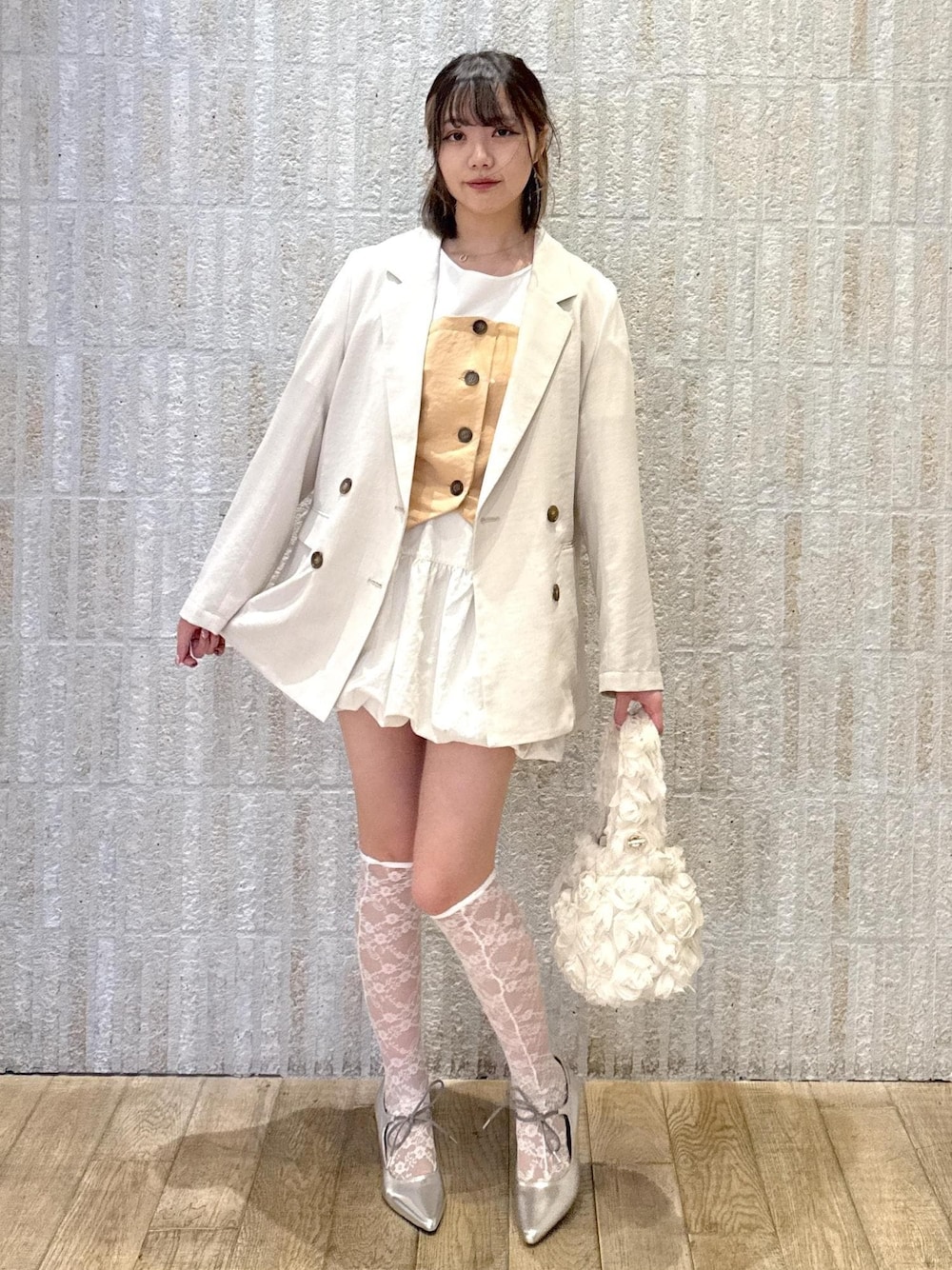 「ボタン、短丈、洗える、キナリ、透け感、バルーンスカート、バルーン、バラ、バック、リボンパンプス、ヒール、初春コーデ、春コーデ、デートコーデ、お出かけコーデ」｜「Juzeのリボンヒールパンプス（パンプス、シルバー系）」を使った、あおいさん（レディース・158cm）の春コーディネートの1枚目の写真