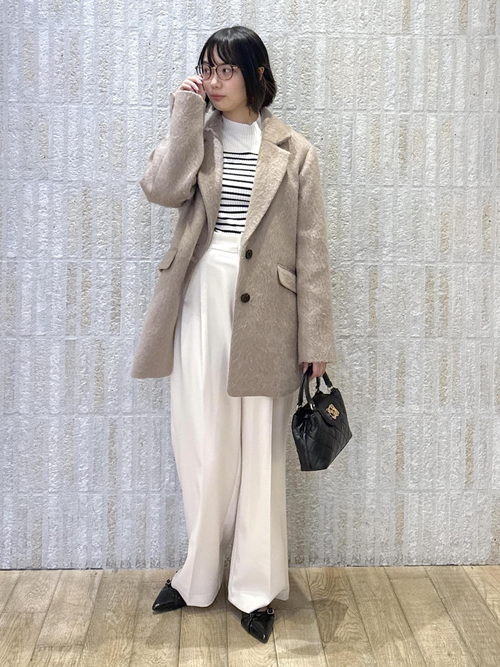「秋コーデ、初冬コーデ、お仕事コーデ、お出かけコーデ、パンツスタイル、フェミニンコーデ、VIS、ウェーブ、ブルべ冬、混合、トップス、ニット/セーター、ジャケット/アウター、その他アウター、パンツ」｜「Juzeのストラップデザインパンプス（パンプス、ブラック系）」を使った、あおいさん（レディース・158cm）の冬コーディネートの1枚目の写真