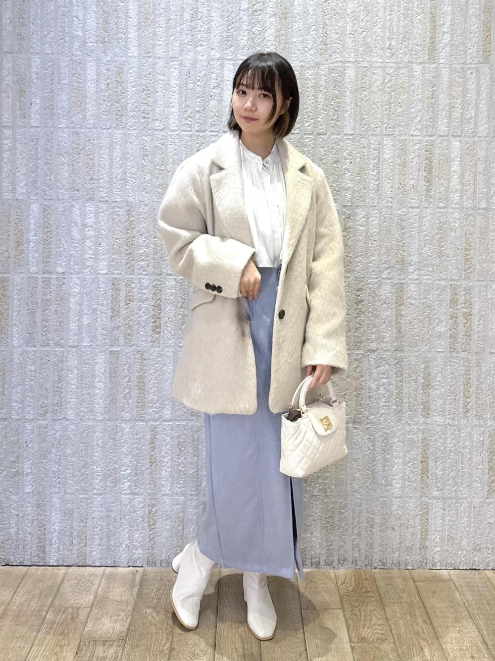 「ブラウス、キルティング、ゴールド、ロゴ、ショルダーバック、2way、シャギー、スエード、アイライン、スリット、ショートブーツ、ホワイト、初冬コーデ、冬コーデ、お仕事コーデ」｜「Juzeのストレッチヒールショートブーツ（ブーツ、ホワイト系）」を使った、あおいさん（レディース・158cm）の冬コーディネートの1枚目の写真