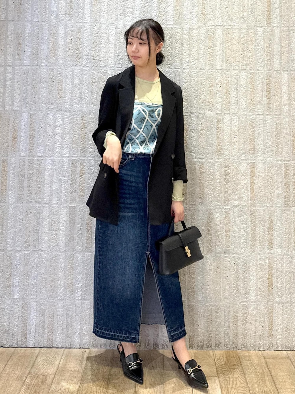 「ジャケット、接触冷感、洗える、ラメ、シアー、インナー、グリーン、花柄、スカーフ、デニム、Ｉライン、ヒール、ワンハンドル、2way、初春コーデ」｜「VISの【2WAY】ひねり金具ワンハンドルミニショルダーバッグ（ショルダーバッグ、ブラック系）」を使った、あおいさん（レディース・158cm）の春コーディネートの1枚目の写真