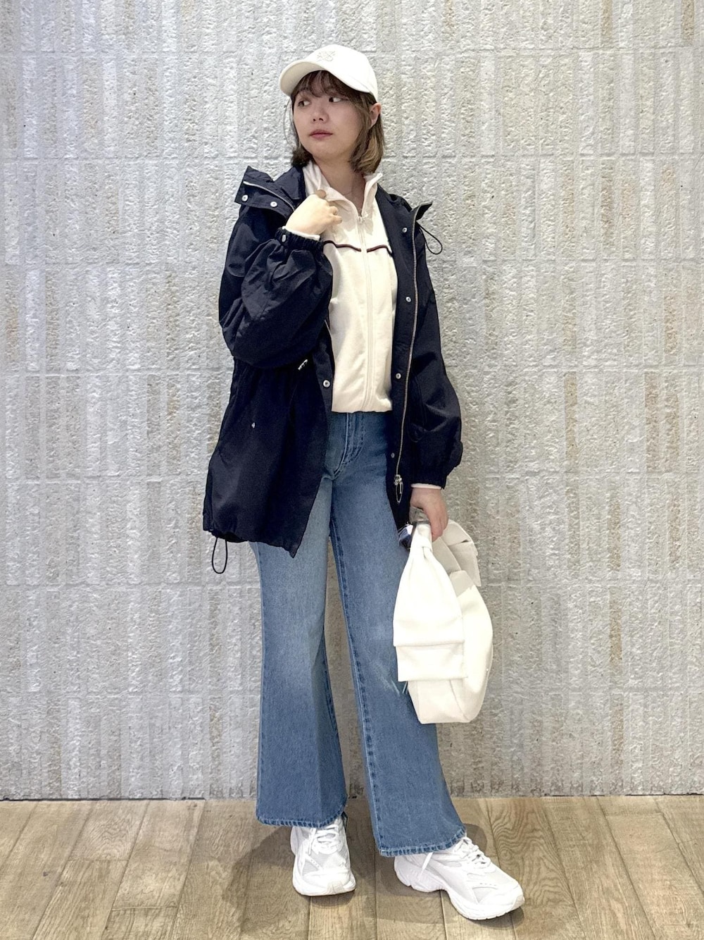 「ツイル、ロゴ、ロゴ刺繍、CONVERSE、ライン、キナリ、セットアップ対応、撥水加工、花粉ガード、フレアデニム、厚底スニーカー、PUMA、リボン、初春コーデ、春コーデ」｜「VISの【定番人気】【撥水/花粉ガード】ウエストドロストマウンテンパーカー（マウンテンパーカー、ブルー系）」を使った、あおいさん（レディース・158cm）の春コーディネートの1枚目の写真