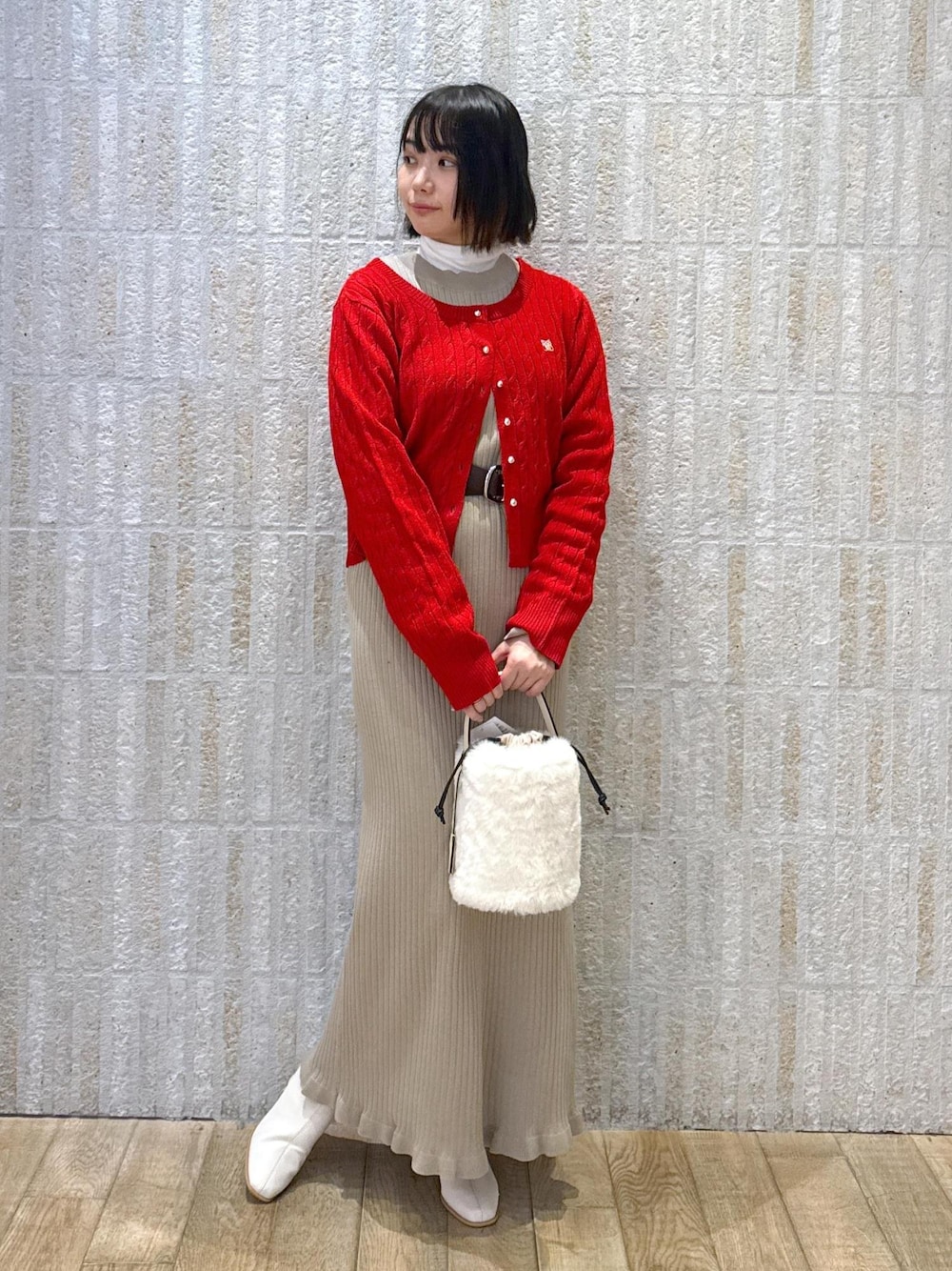 「ケーブルカーディガン、レッド、ロゴ、ゴールド、タートルネック、ハイネック、静電気防止、リブ、ふわふわ、エコファー、ベージュ、2way、ホワイト、ショートブーツ、秋コーデ」｜「VISの【2WAY】ふわふわエコファーショルダーバッグ（ショルダーバッグ、ホワイト系）」を使った、あおいさん（レディース・158cm）の冬コーディネートの1枚目の写真