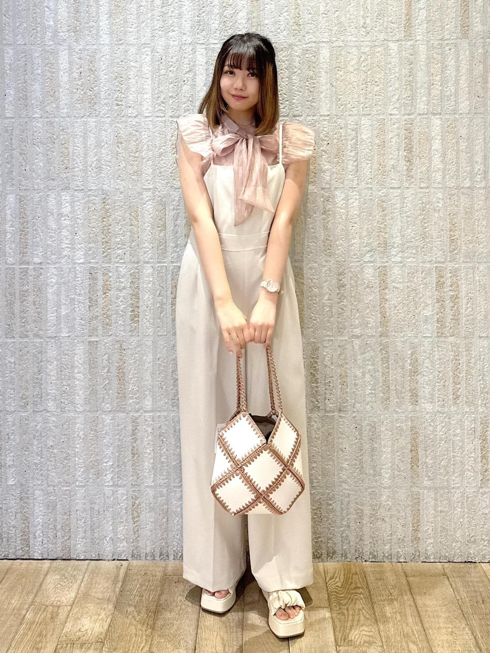 「リボン、2way、カップ付きインナー、ロゴ、厚底、初春コーデ、春コーデ、初夏コーデ、夏コーデ、デートコーデ、お出かけコーデ、推し活コーデ、女子会コーデ、パンツスタイル、カジュアルコーデ」｜「VISの【選べる着丈】カップ付きロゴ刺繍Wストラップキャミソール【洗える】（キャミソール、ホワイト系）」を使った、あおいさん（レディース・158cm）の春コーディネートの1枚目の写真