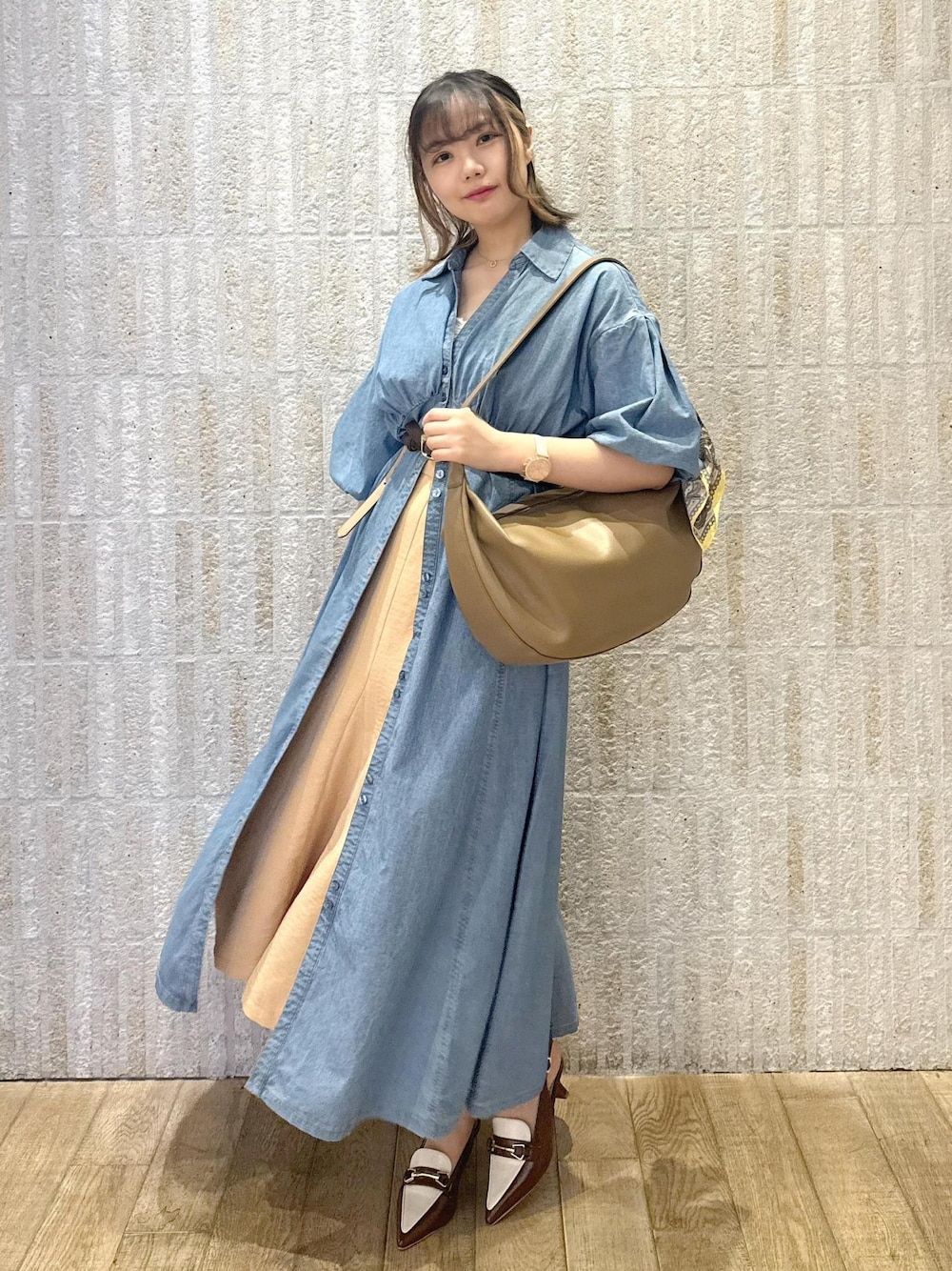 「シャーリング、キャミワンピース、デニム、パフスリーブ、ロング、シワ防止、バックリボン、ウエストマーク、ローファー、ヒール、ショルダー、初春コーデ、春コーデ、初夏コーデ、夏コーデ」｜「VISの18mm幅ニュアンス変形ベルト（ベルト、ブラウン系）」を使った、あおいさん（レディース・158cm）の春コーディネートの1枚目の写真