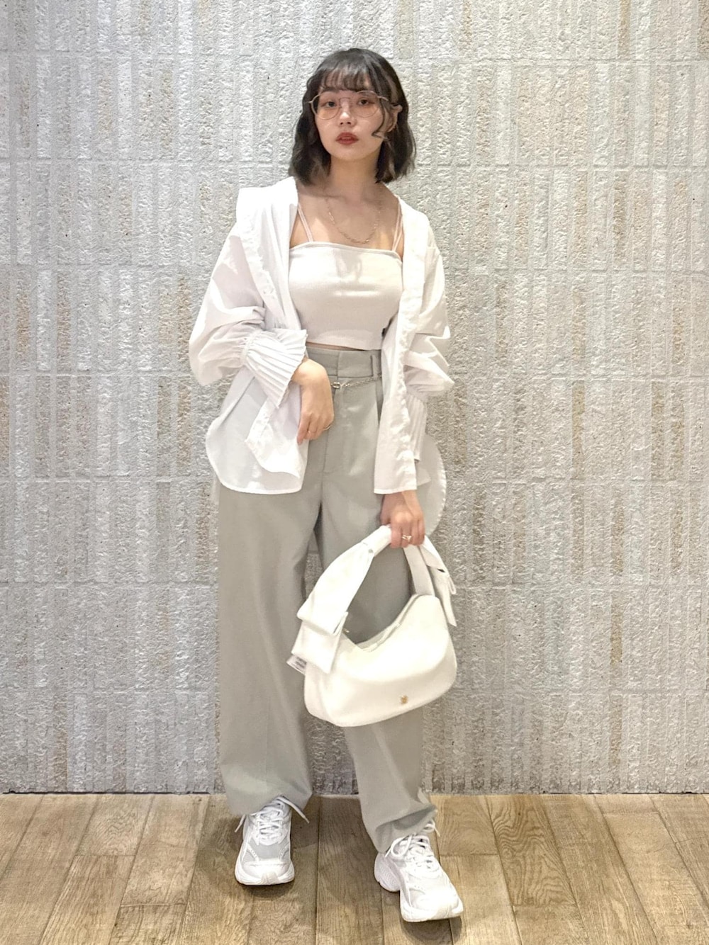 「カップ付きインナー、肌見せ、袖プリーツ、紐付き、コンフォートツイル、りぼん、厚底、ゴールドチェーン、初春コーデ、春コーデ、デートコーデ、お出かけコーデ、フェスコーデ、女子会コーデ、パンツスタイル」｜「VISの【マルチWAY】レイヤードチェーンベルト（ベルト、ゴールド系）」を使った、あおいさん（レディース・158cm）の春コーディネートの1枚目の写真