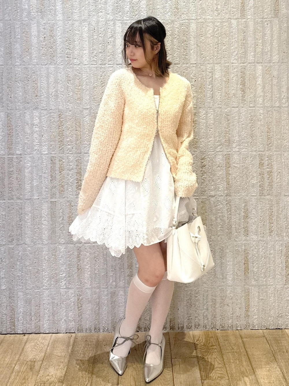 「キャミワンピース、レース、フレア、カップ付きインナー、リボンヤーン、ダブルジップ、ハートバック、ショルダー、リボン、ヒール、2way、ロゴ、初春コーデ、春コーデ、デートコーデ」｜「VISの【累計10,000点突破】【2WAY】ハートカットバッグ（ショルダーバッグ、ホワイト系）」を使った、あおいさん（レディース・158cm）の春コーディネートの1枚目の写真