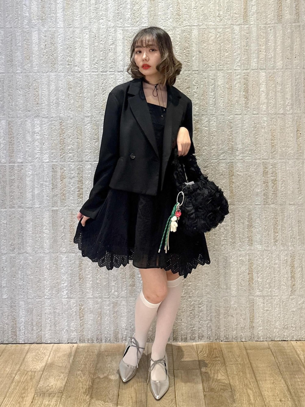 「カップ付きインナー、ロゴ、レース柄、キャミワンピ、レース、単丈、洗える、フラワー、バラモチーフ、バック、調整可能、くま、ハート、りぼん、リボン」｜「VISの【選べる着丈】カップ付きロゴ刺繍Wストラップキャミソール【洗える】（キャミソール、ブラック系）」を使った、あおいさん（レディース・158cm）の春コーディネートの1枚目の写真