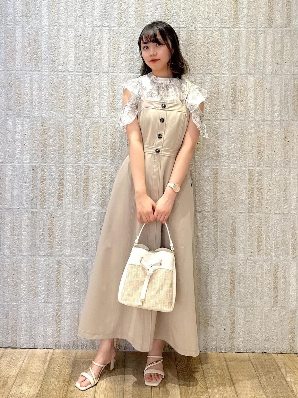 「シアーチェック、ブルー、チェック、ショルダー、2way、POLO、ロゴ、カップ付きインナー、ハートバック、カゴバック、肩紐調整、初春コーデ、春コーデ、初夏コーデ、夏コーデ」｜「VISの【選べる着丈】カップ付きロゴ刺繍Wストラップキャミソール【洗える】（キャミソール、ホワイト系）」を使った、あおいさん（レディース・158cm）の夏コーディネートの1枚目の写真