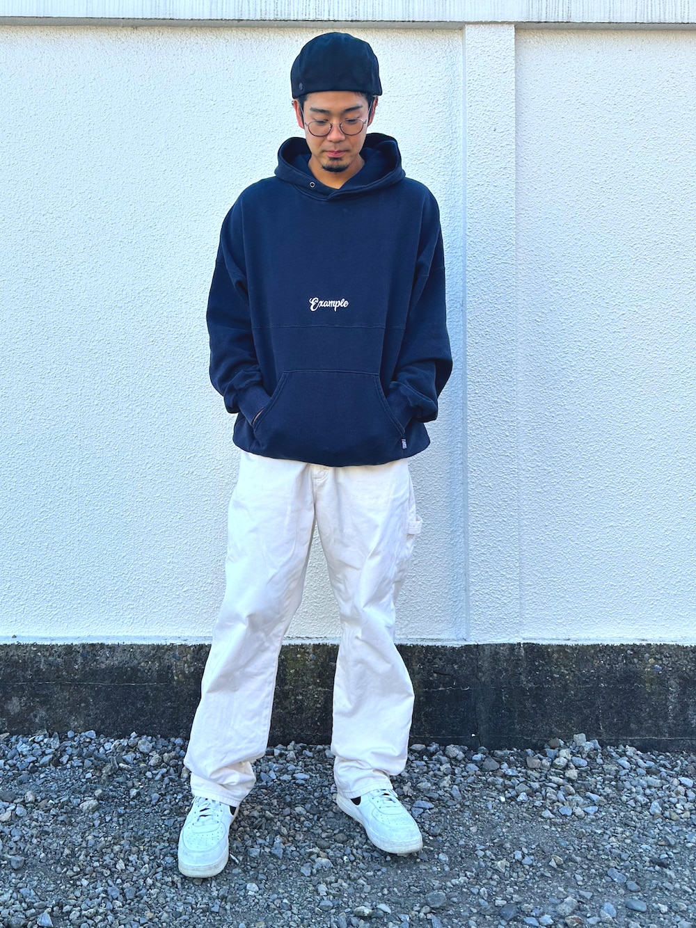 「冬、シンプルコーデ、メンズファッション、フーディー、ストリート、ネイビー、NIKE、30代コーデ、カジュアル、カジュアルコーデ、Wrangler、キャスケット、ナイキ、ワークパンツ、ペインターパンツ」｜「WranglerのWrangler Painter Pants /ラングラー ペインターパンツ（デニムパンツ、ホワイト系）」を使った、yusuke98さん（メンズ・181cm）の冬コーディネートの1枚目の写真